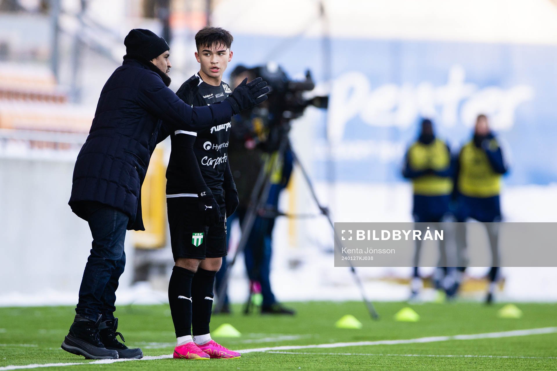 Västerås SKs Alexander Thongla-Iad Warneryd med tränare