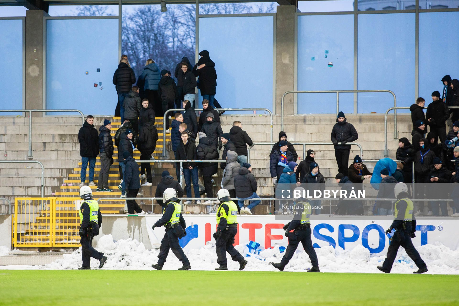 Djurgårdens supportrar lämnar läktaren