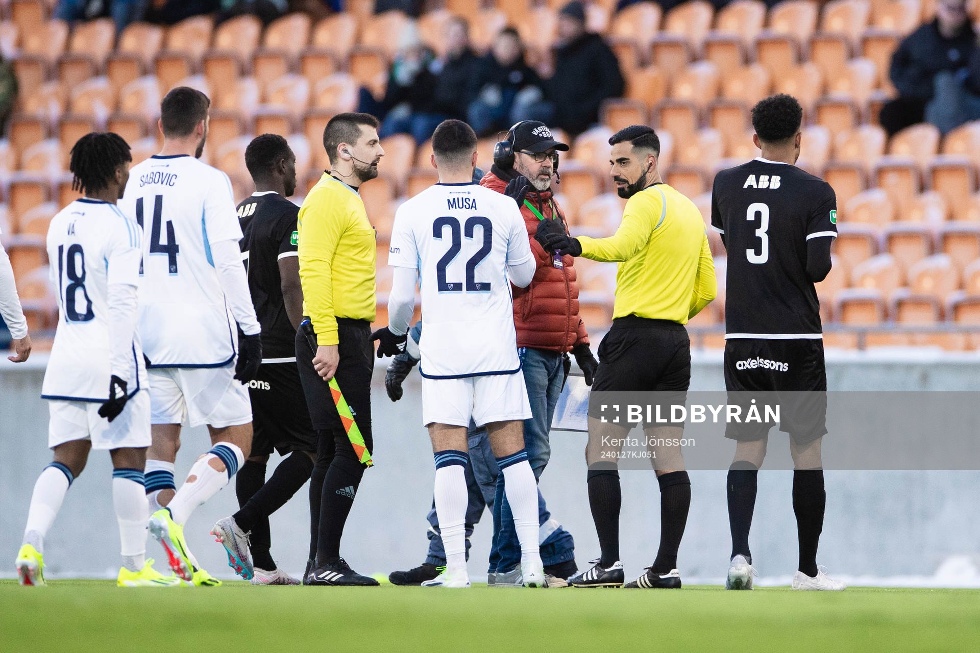 domare Mohammed Al-Hakim med Djurgårdens spelare under ett avbrott i spelet under träningsmatchen i fotboll mellan Västerås SK och Djurgården den 27 januari 2024 i Västerås.