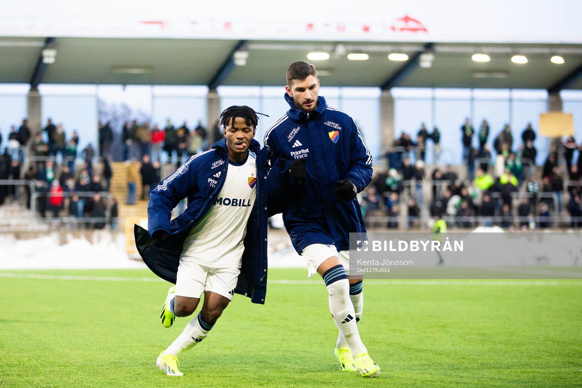 Djurgårdens Felix Va och Besard Sabovic värmer upp