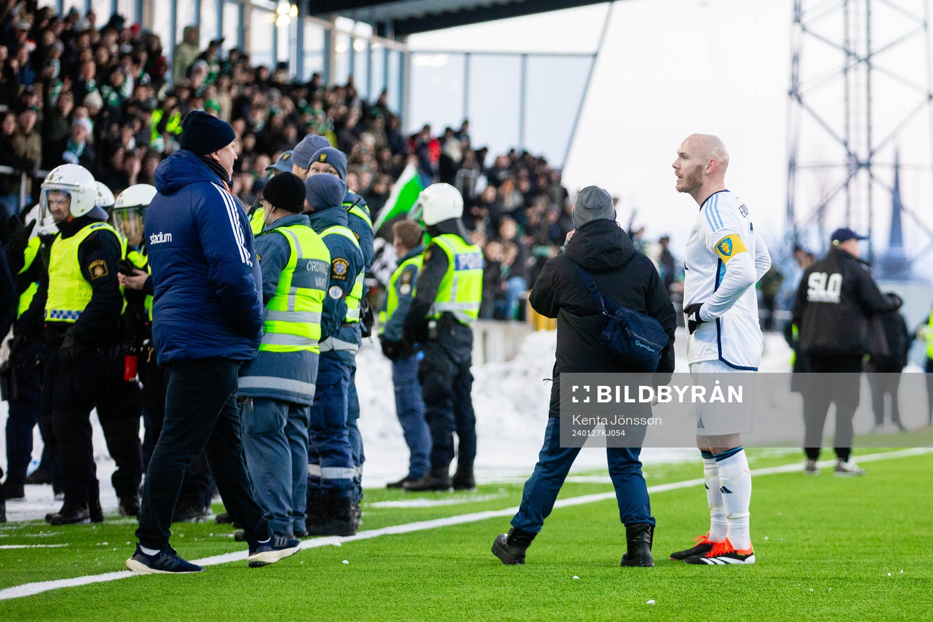 Djurgårdens Magnus Eriksson vid läktaren