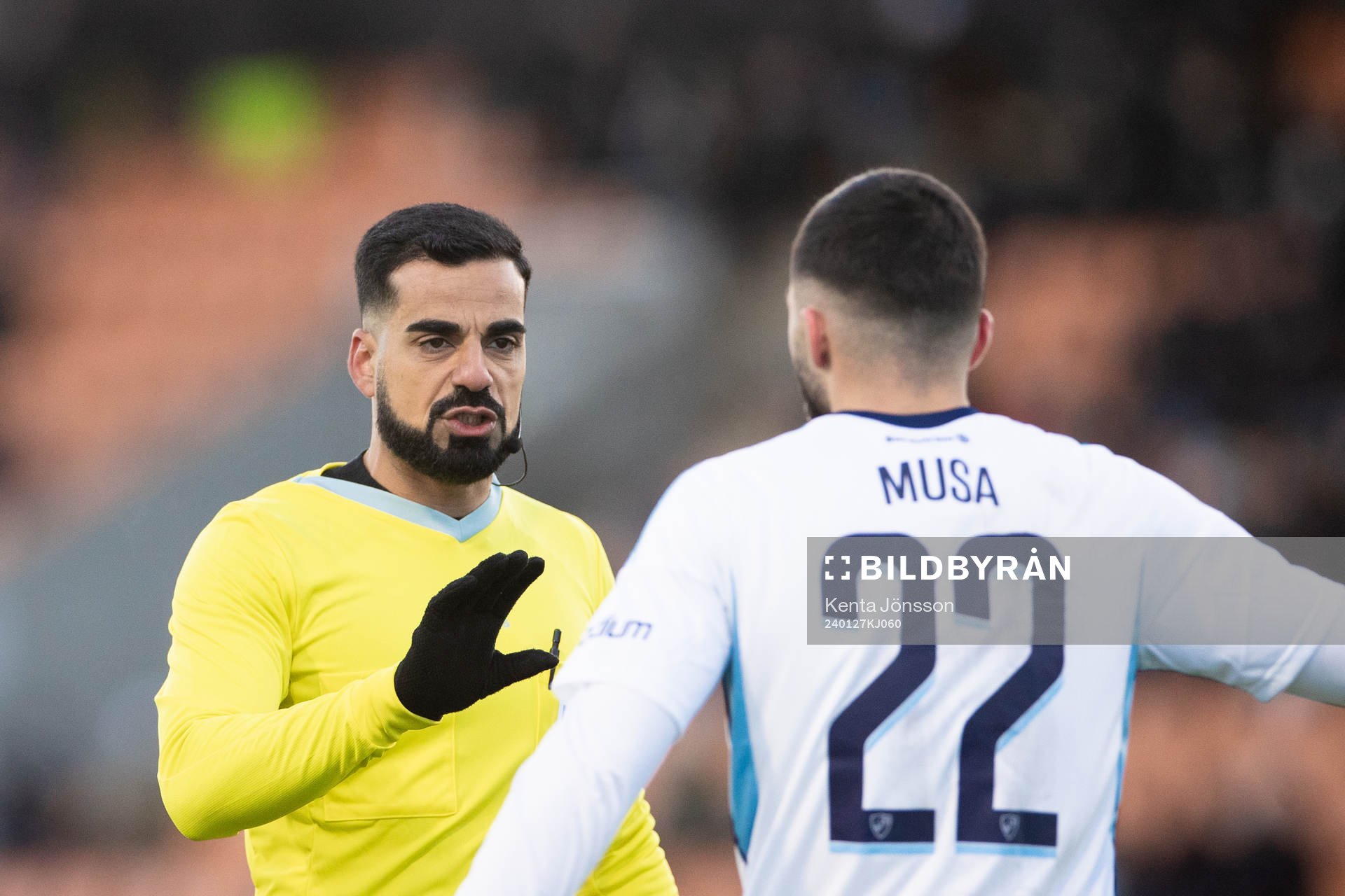 Domare Mohammed Al-Hakim och Djurgårdens Musa Gurbanli
