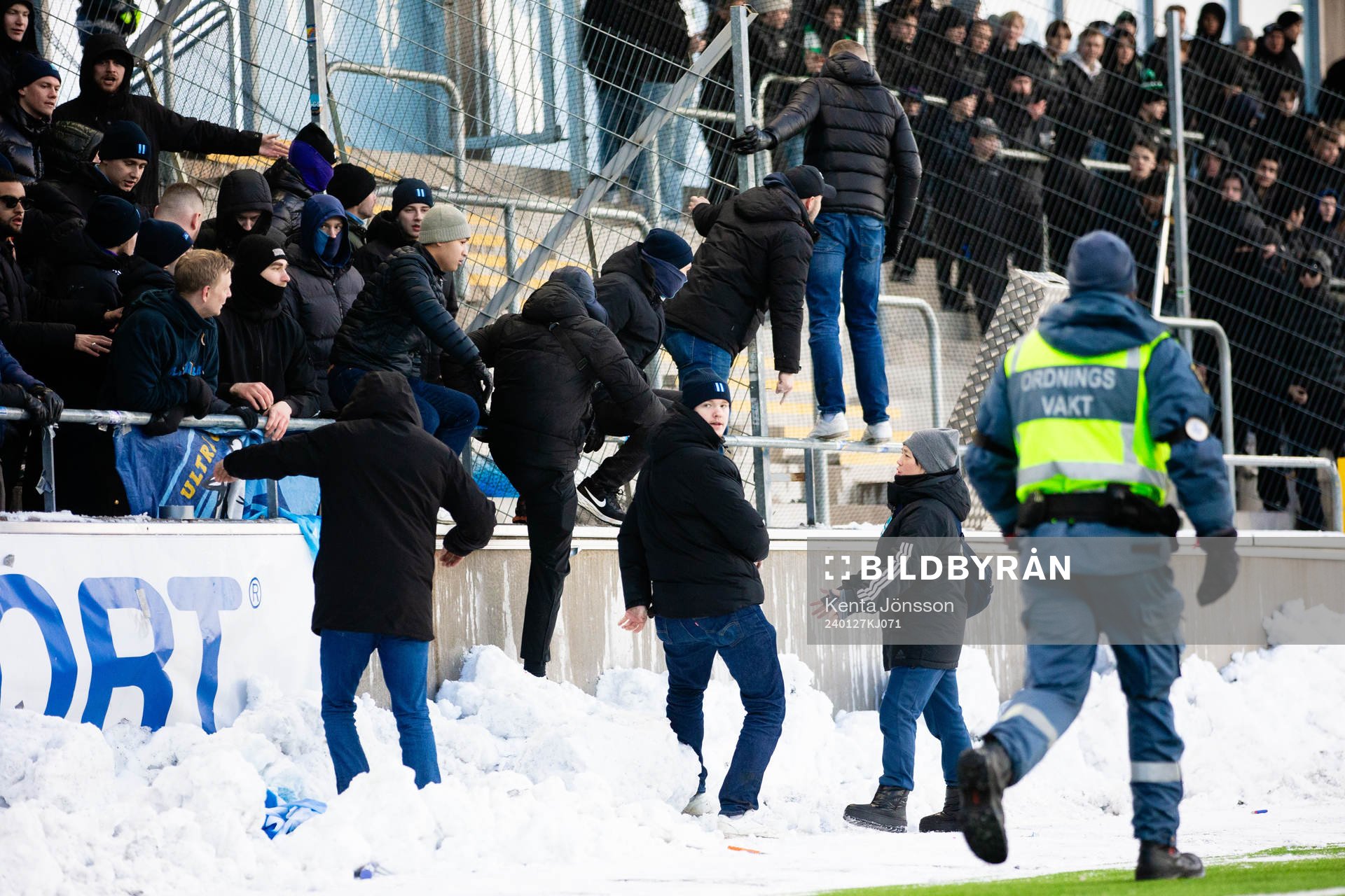 Djurgårdens supportrar hoppar ner från läktaren