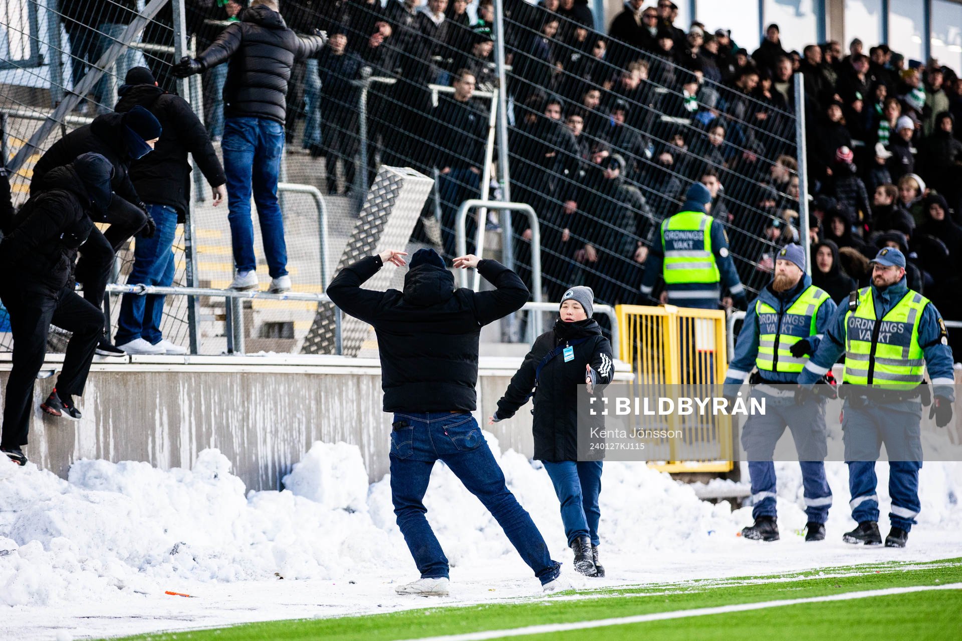 Djurgårdens supportrar nedanför läktaren