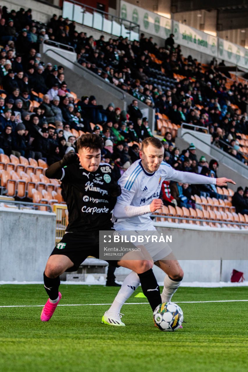 Västerås SKs Alexander Thongla-Iad Warneryd och Djurgårdens Piotr Johansson under träningsmatchen i fotboll mellan Västerås SK och Djurgården den 27 januari 2024 i Västerås.