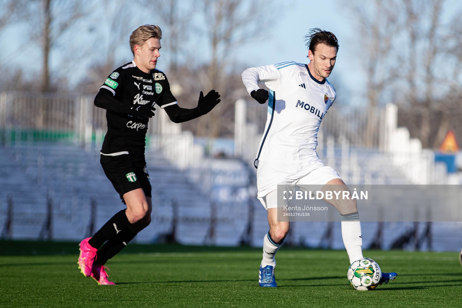 Västerås SKs Marcus Linday och Djurgårdens Albin Ekdal under träningsmatchen i fotboll mellan Västerås SK och Djurgården den 27 januari 2024 i Västerås.