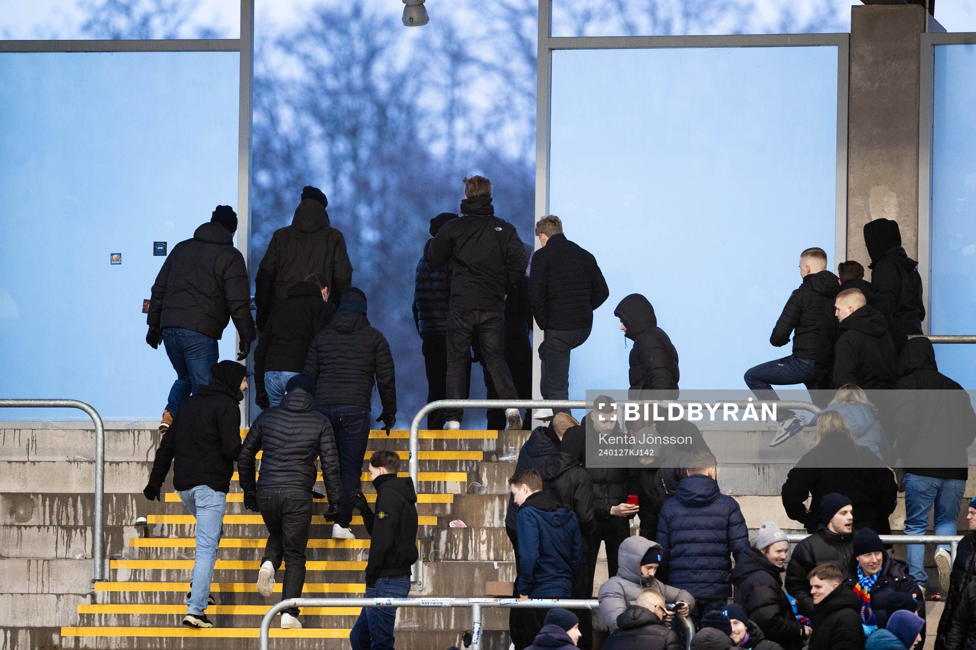 Djurgårdens supportrar lämnar läktaren