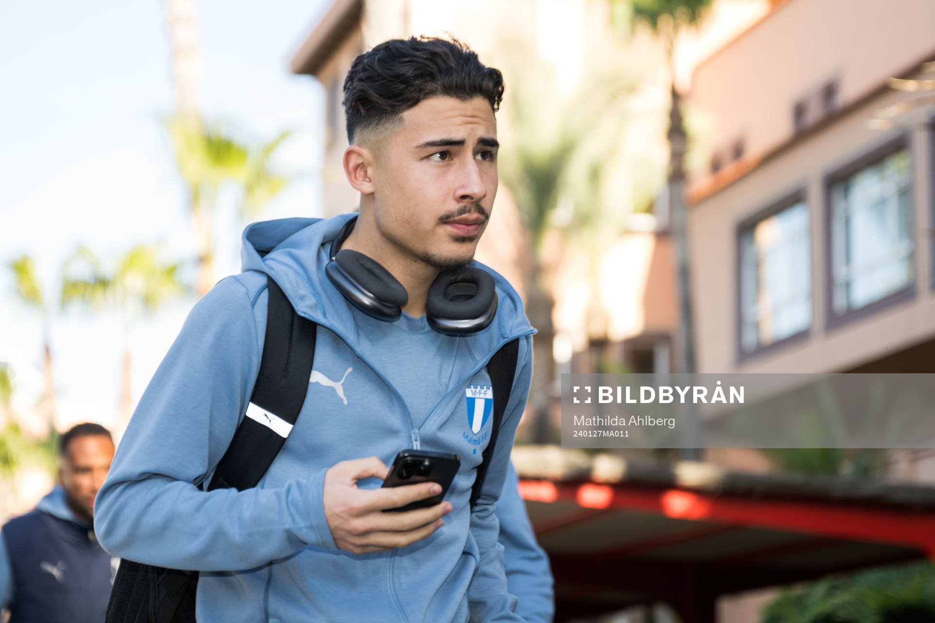 Malmö FFs Adrian Skogmar vid ankomsten till spelarhotellet