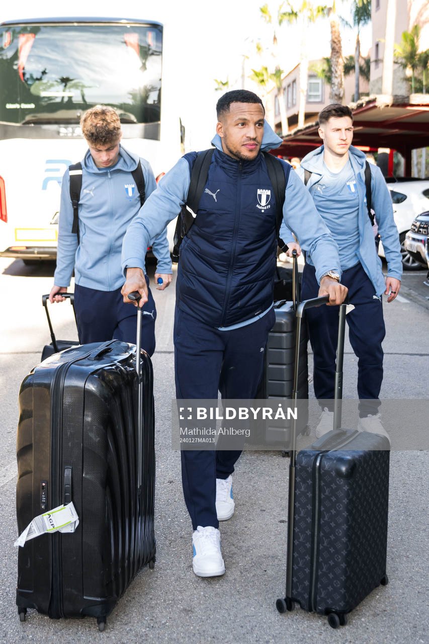Malmö FFs Martin Olsson vid ankomsten till spelarhotellet
