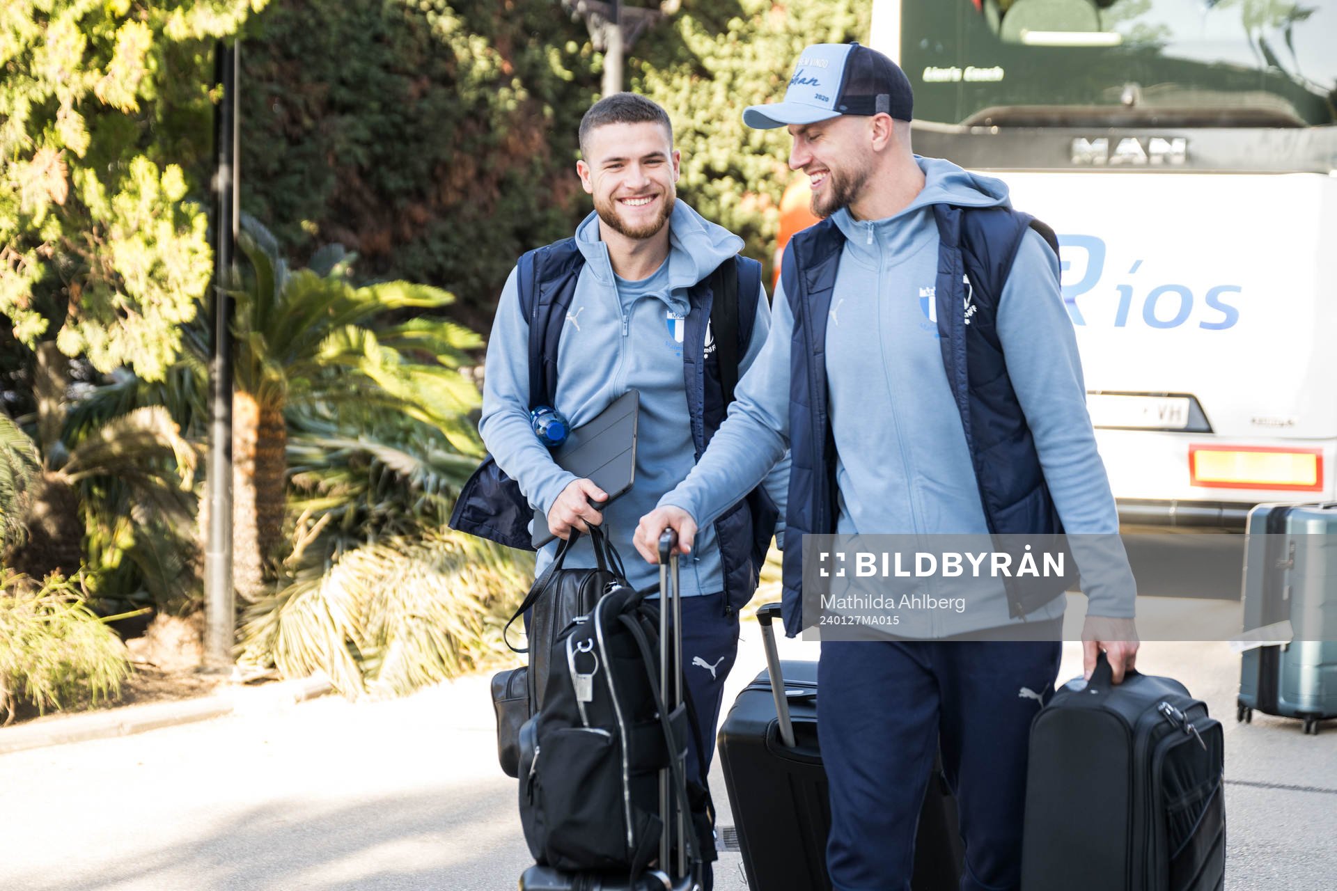 Malmö FFs Gabriel Busanello och målvakt Ricardo Friedrich vid ankomsten till spelarhotellet under ett träningsläger med Malmö FF den 27 januari 2024 i Estepona.