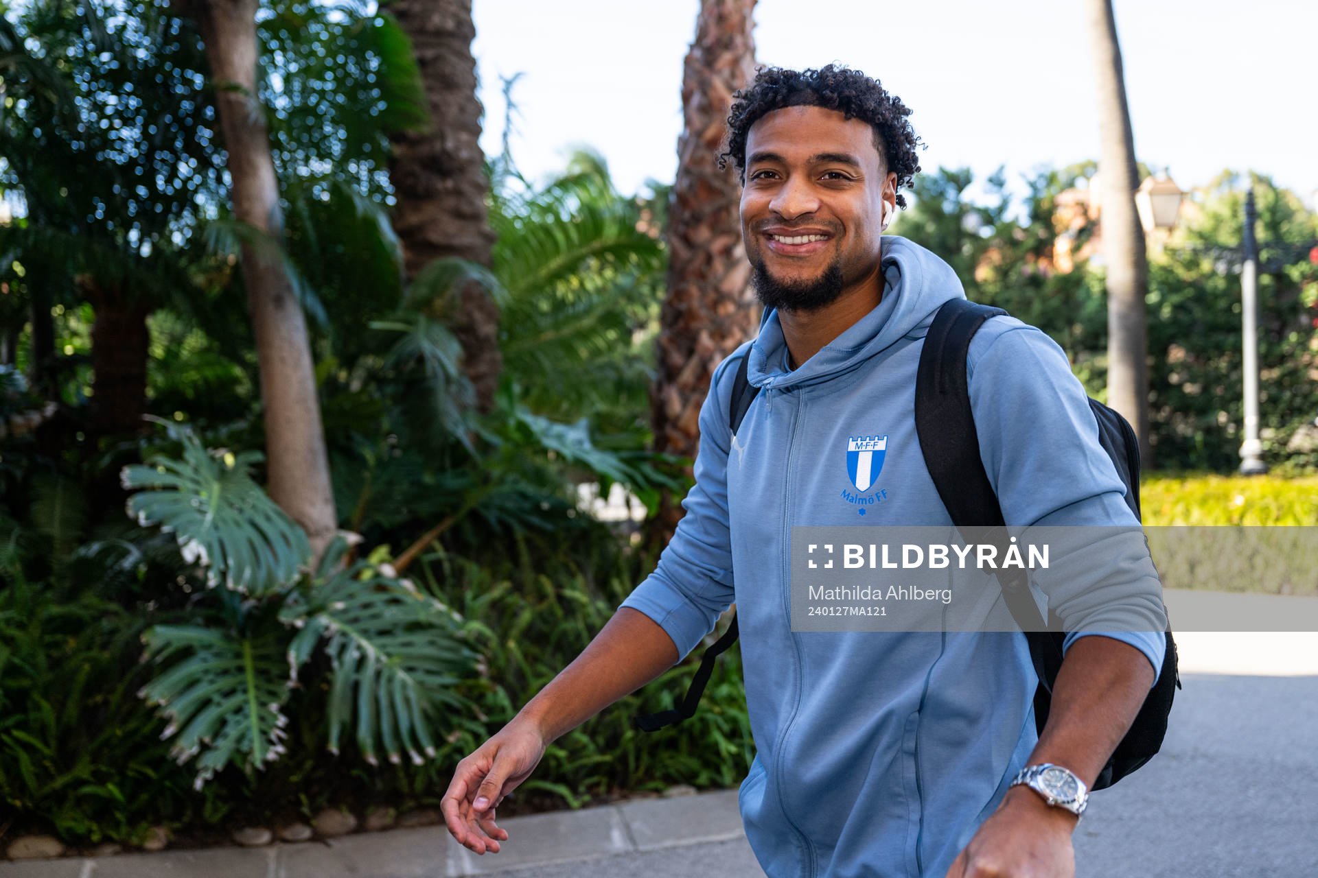 Joseph Ceesay vid ankomsten till spelarhotellet