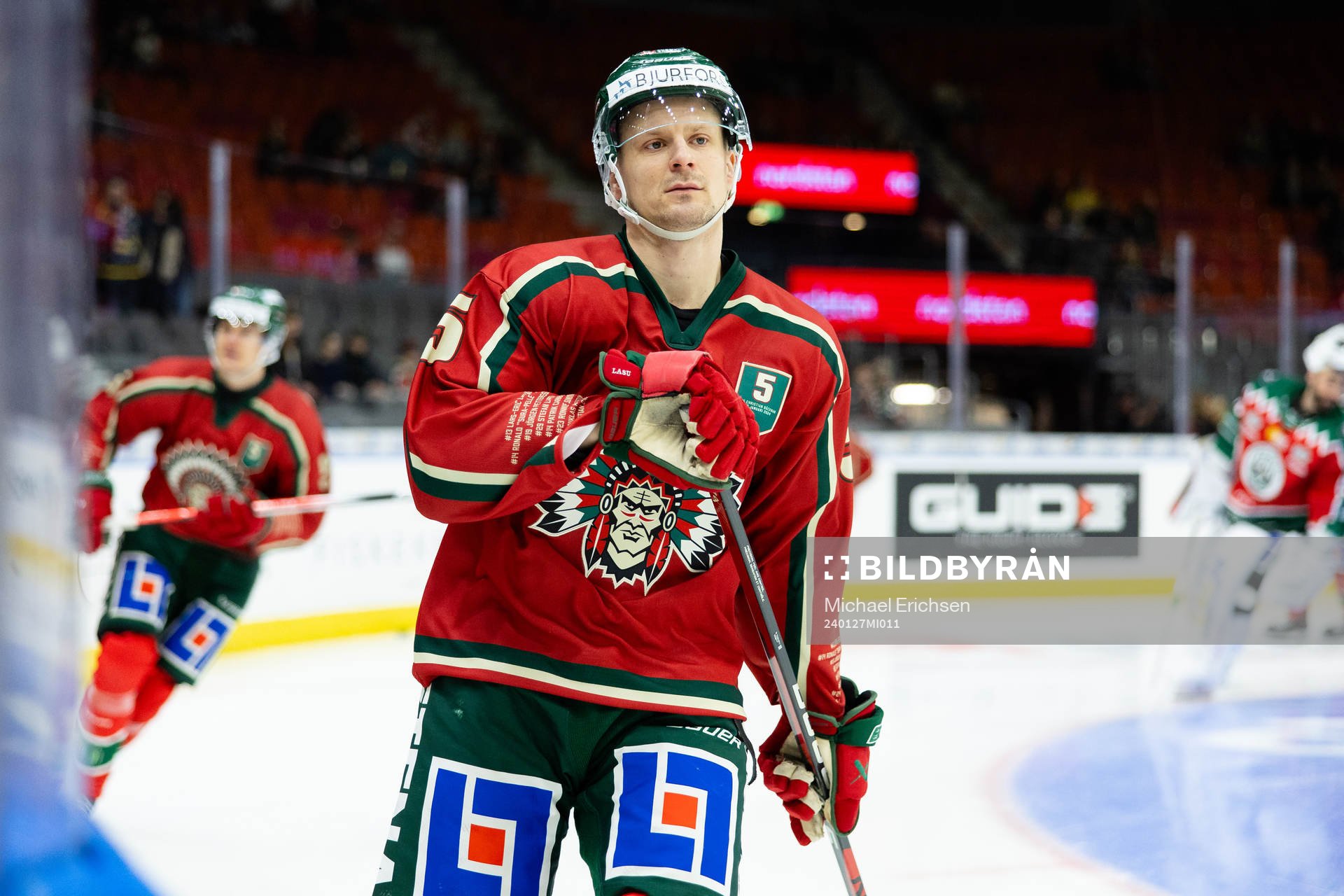 Frölundas Nicklas Lasu innan ishockeymatchen i SHL mellan