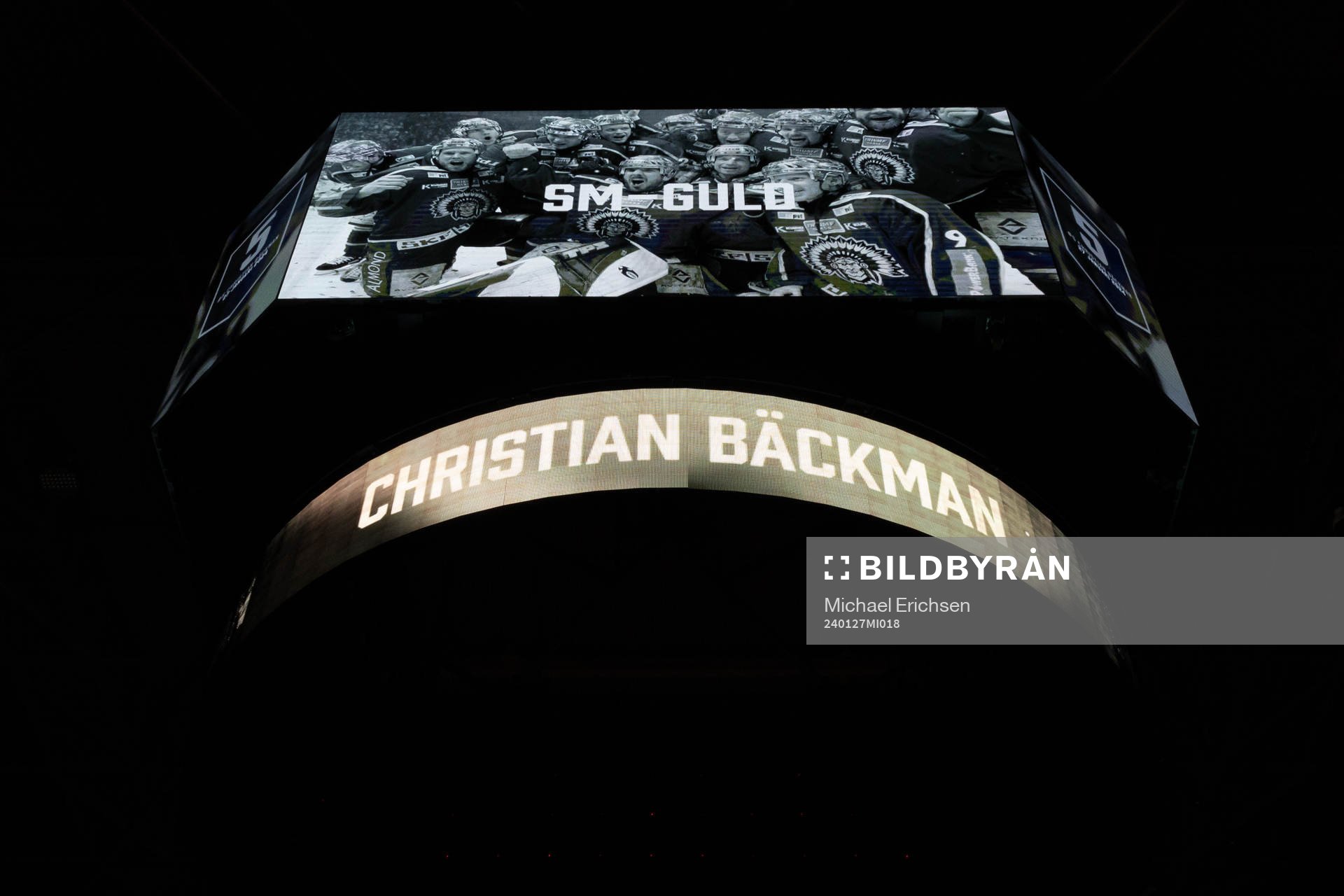 Frölundas Christian Bäckman får sin tröja hissad