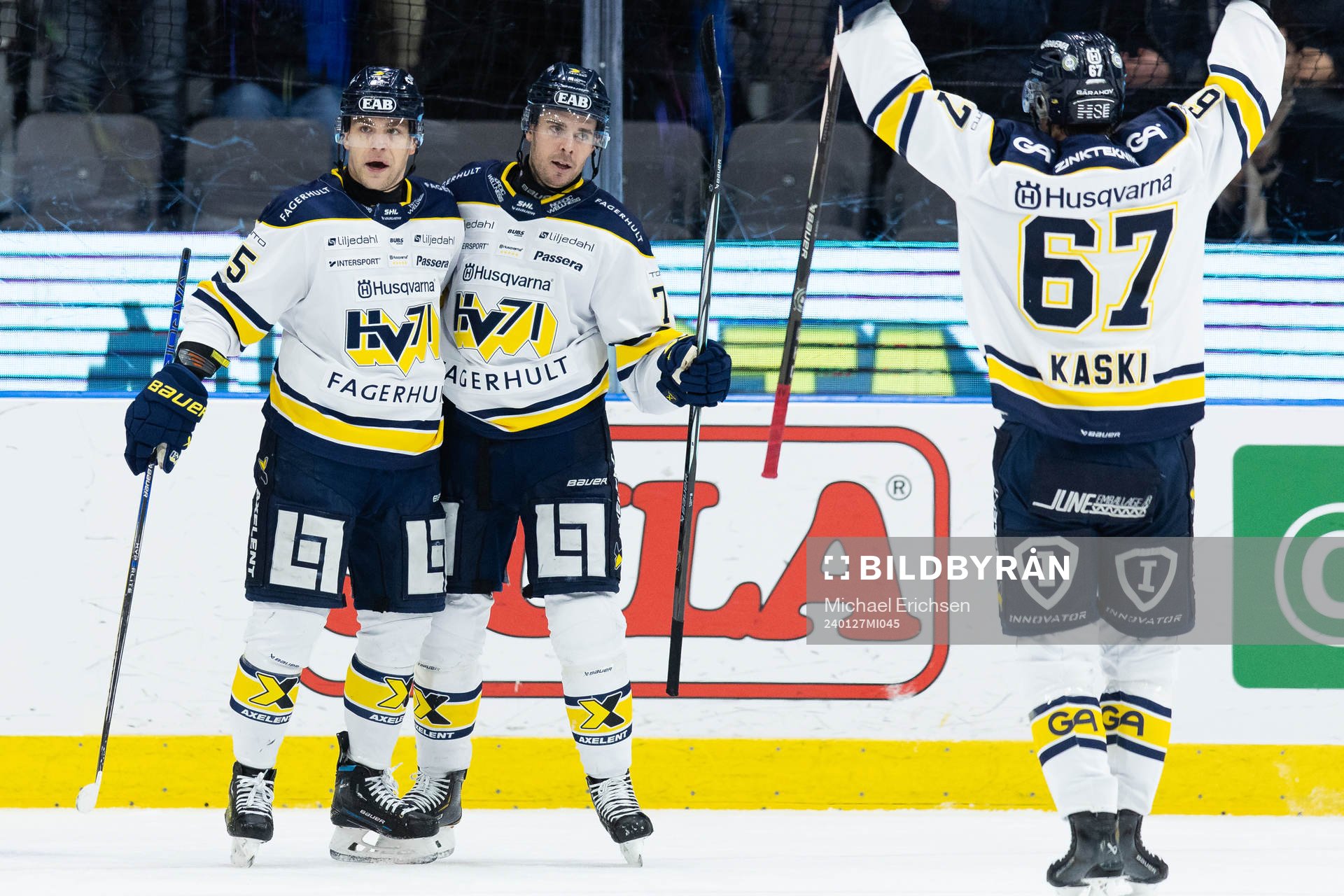 HV71s Nicholas Shore jublar ihop med Radan Lenc