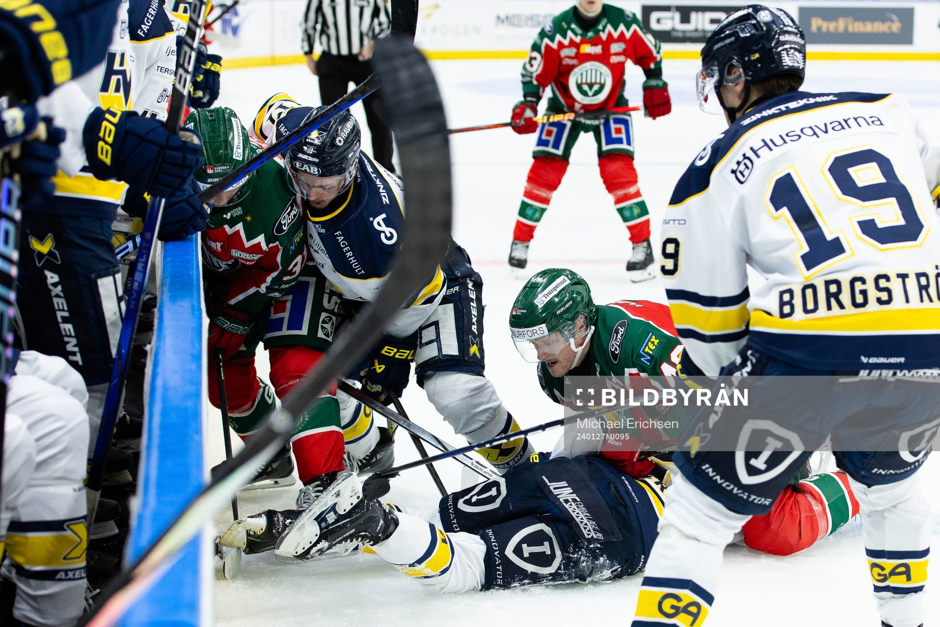 Kamp om pucken vid sargen mellan Frölundas Nicklas Lasu,
