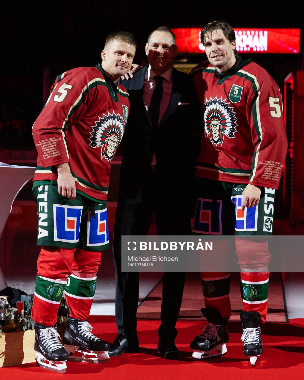 Frölundas Nicklas Lasu och Henrik Tömmernes uppvaktar