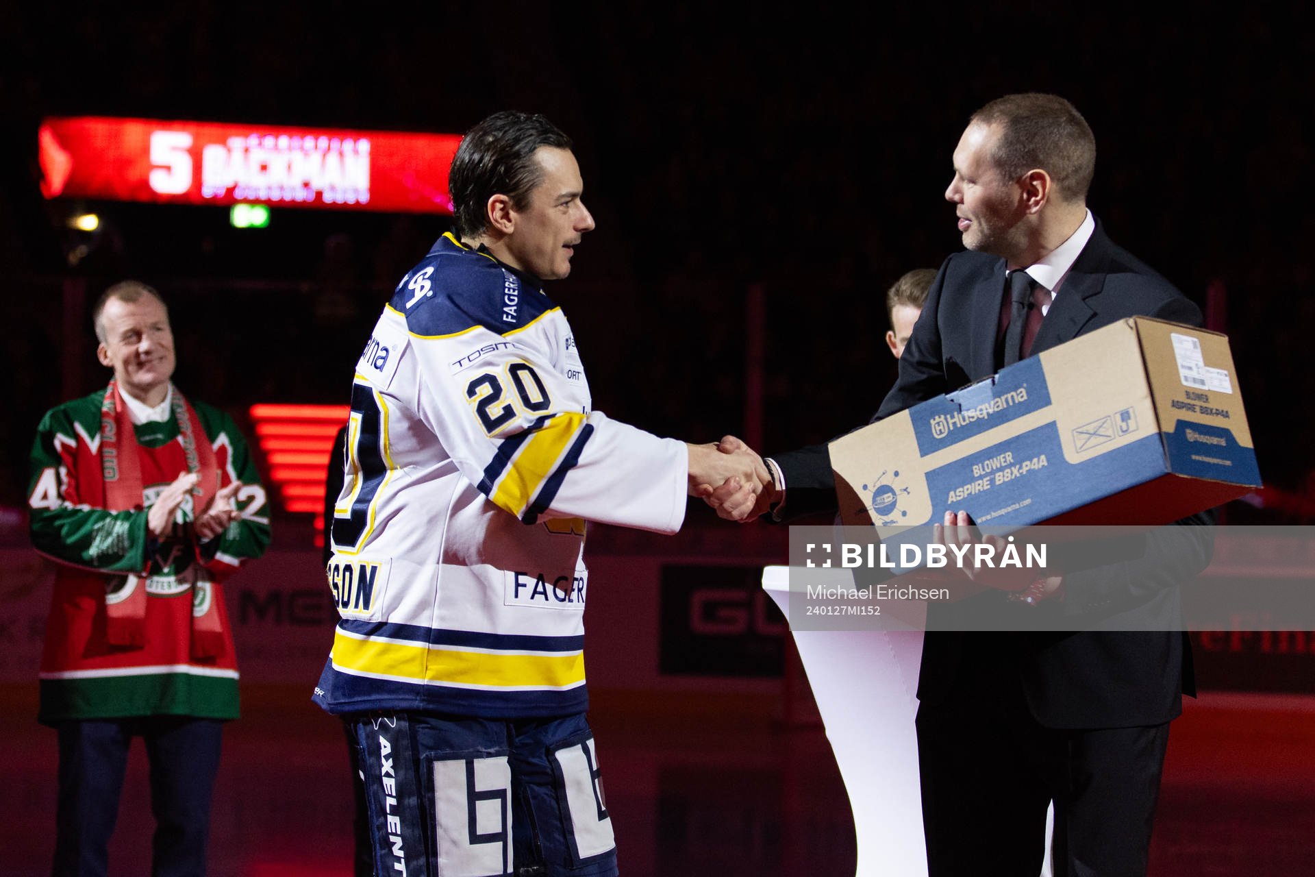 HV71s lagkapten André Petersson uppvaktar Christian