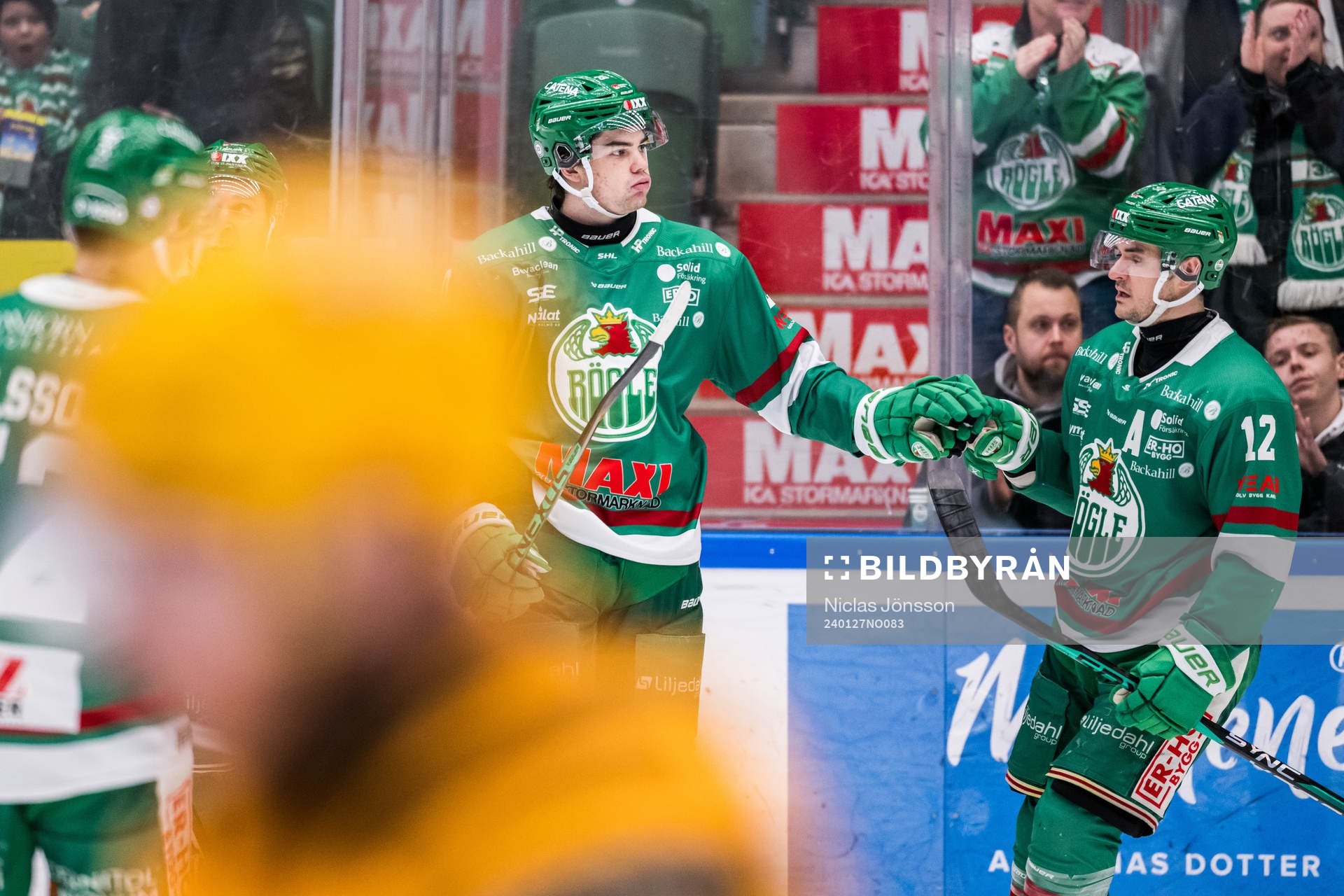 Rögles Lian Bichsel och Brady Ferguson jublar
