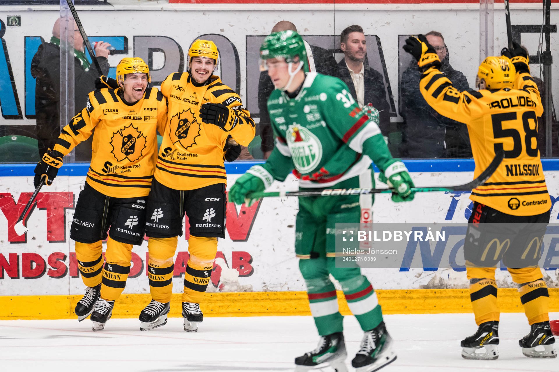 Skellefteås Andreas Johnson och Jonathan Johnson jublar