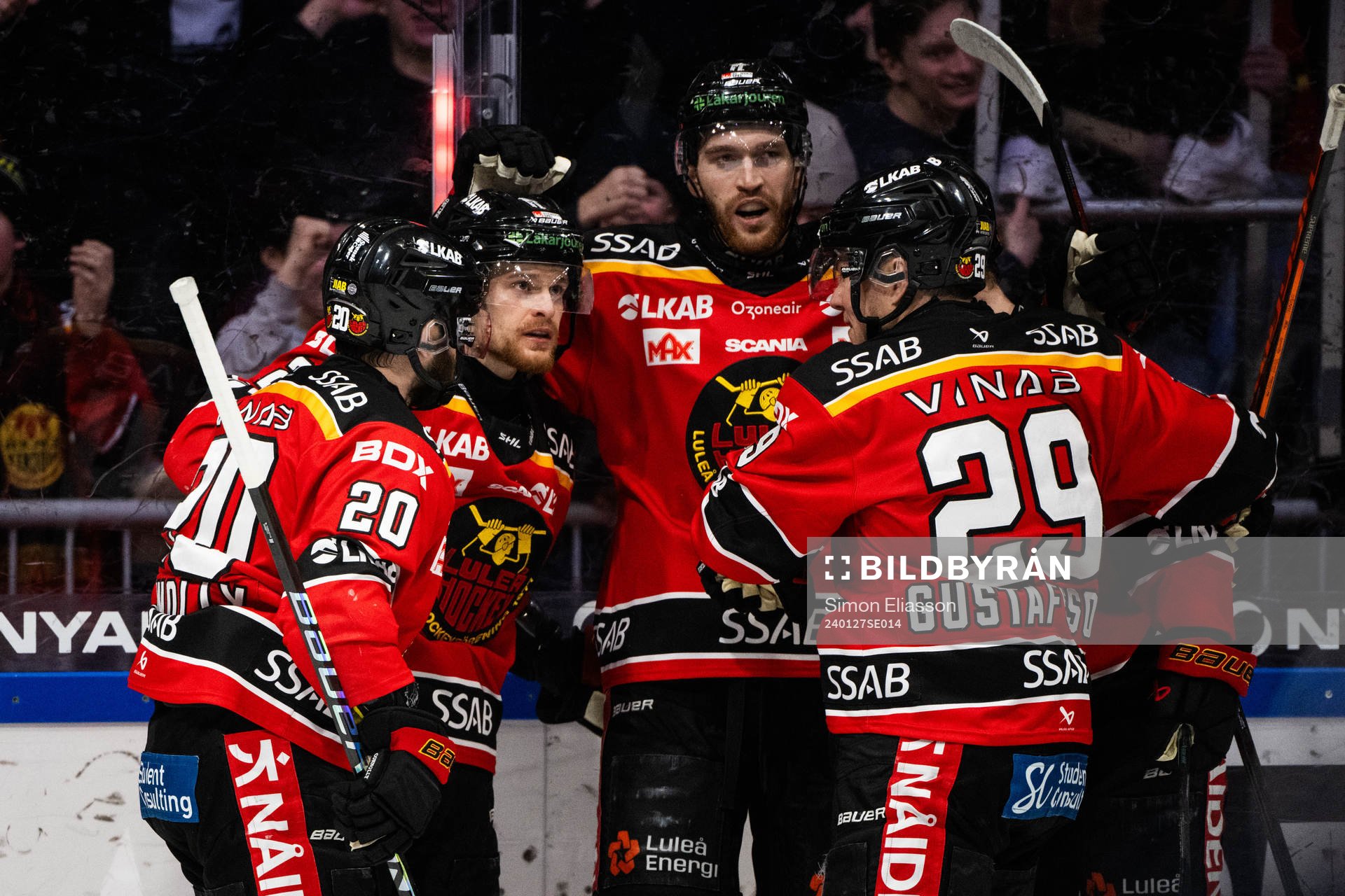 Luleås Brendan Shinnimin och Oscar Eklind jublar