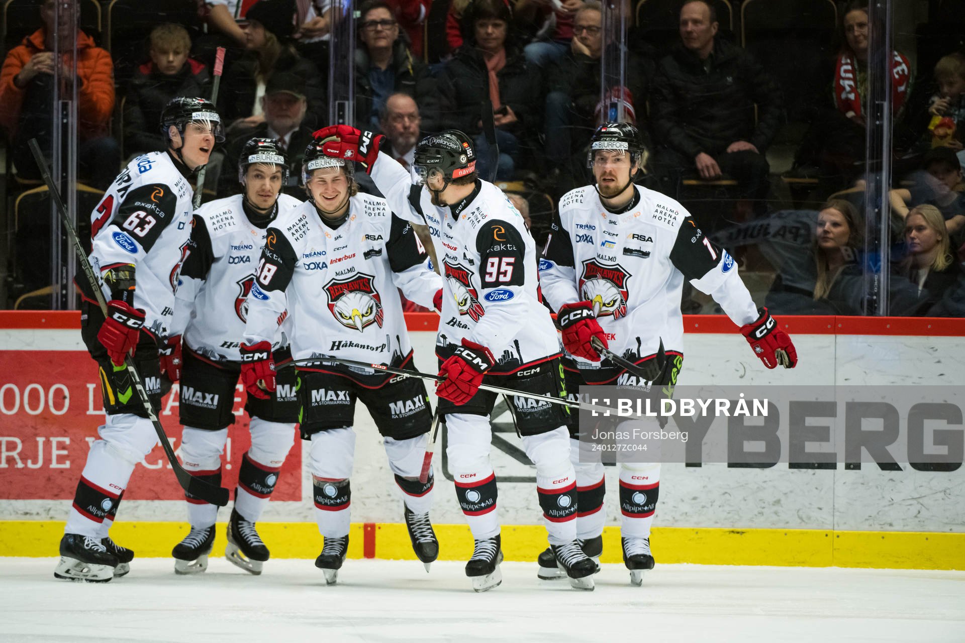 Malmö Redhawks Carl Persson jublar med Lauri Pajuniemi