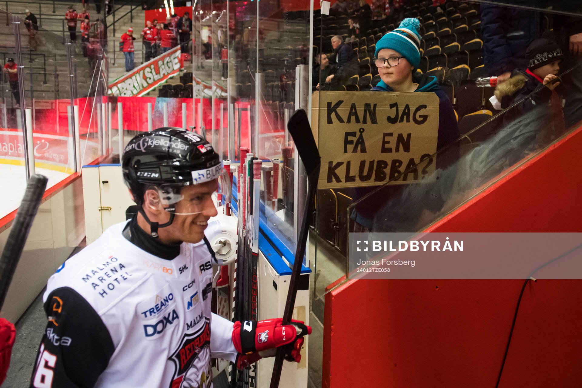 Malmö Redhawks Matias Lassen med supporter