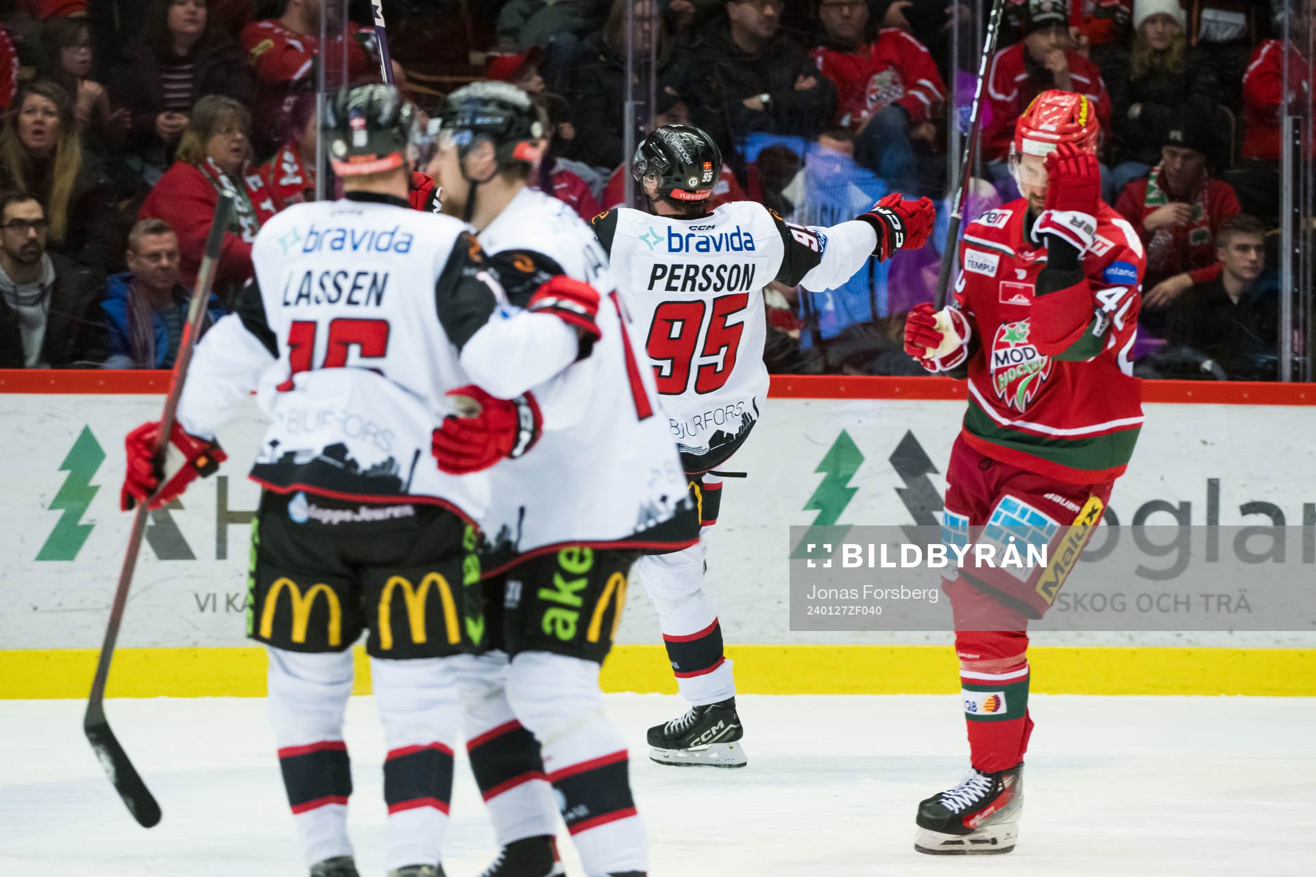 Malmö Redhawks Carl Persson jublar