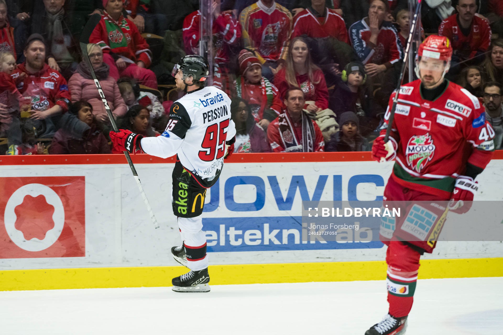 Malmö Redhawks Carl Persson jublar