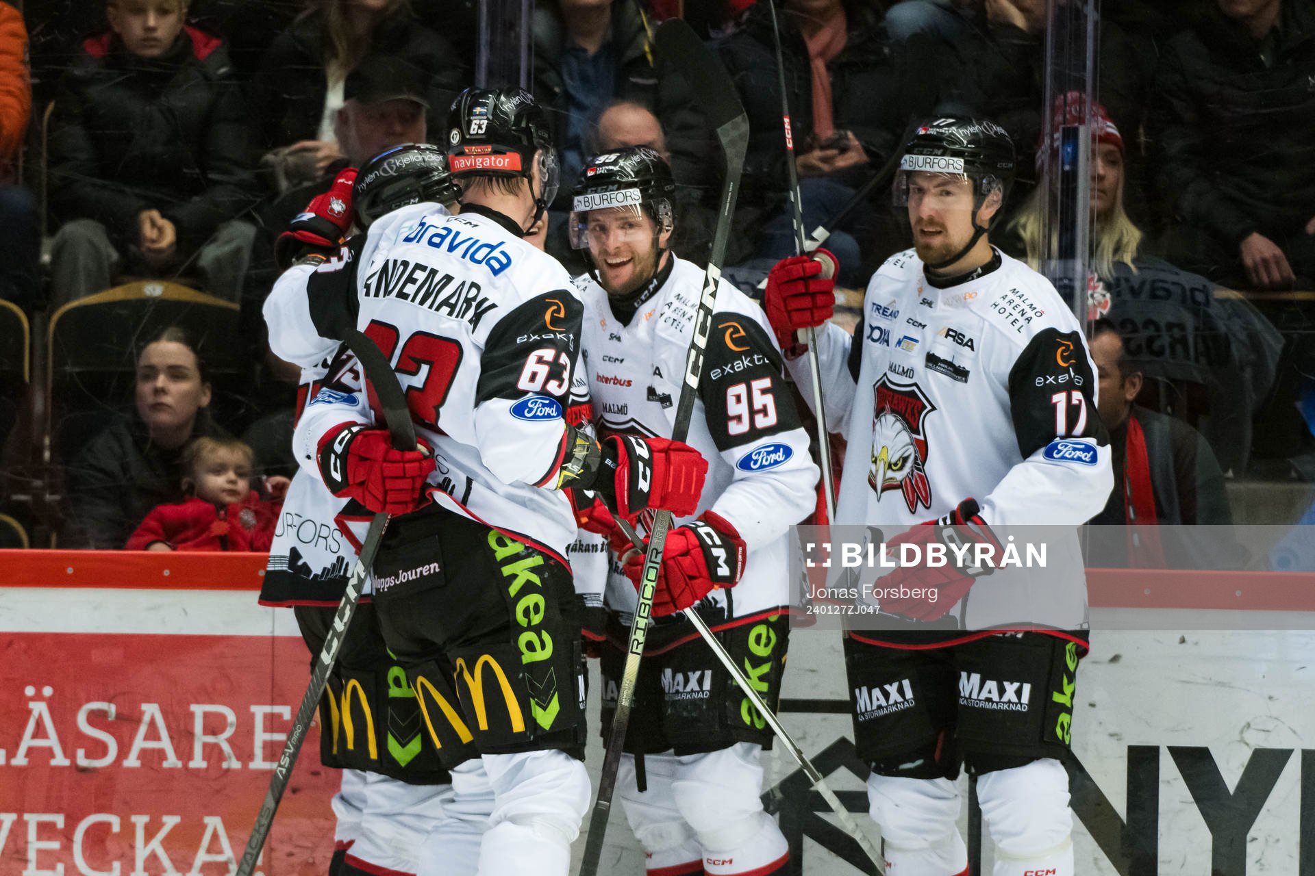 Malmö Redhawks Carl Persson jublar