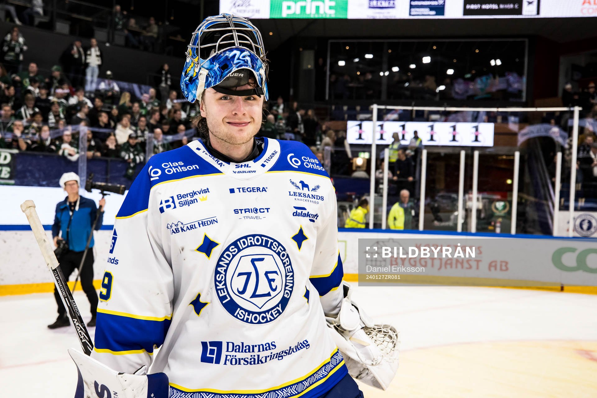 Leksands målvakt Filip Larsson jublar