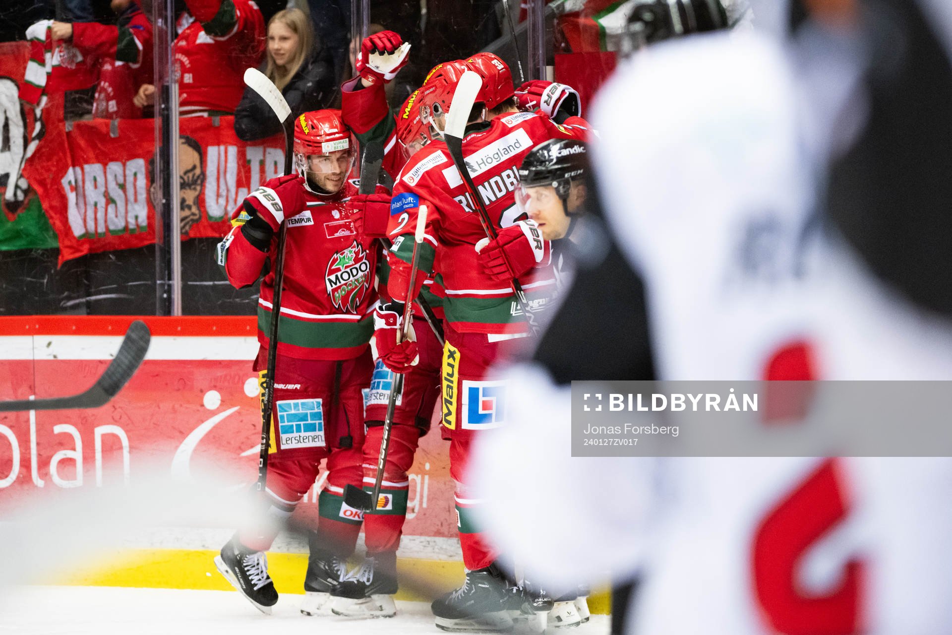 MoDos Theodor Niederbach jublar med lagkamrater