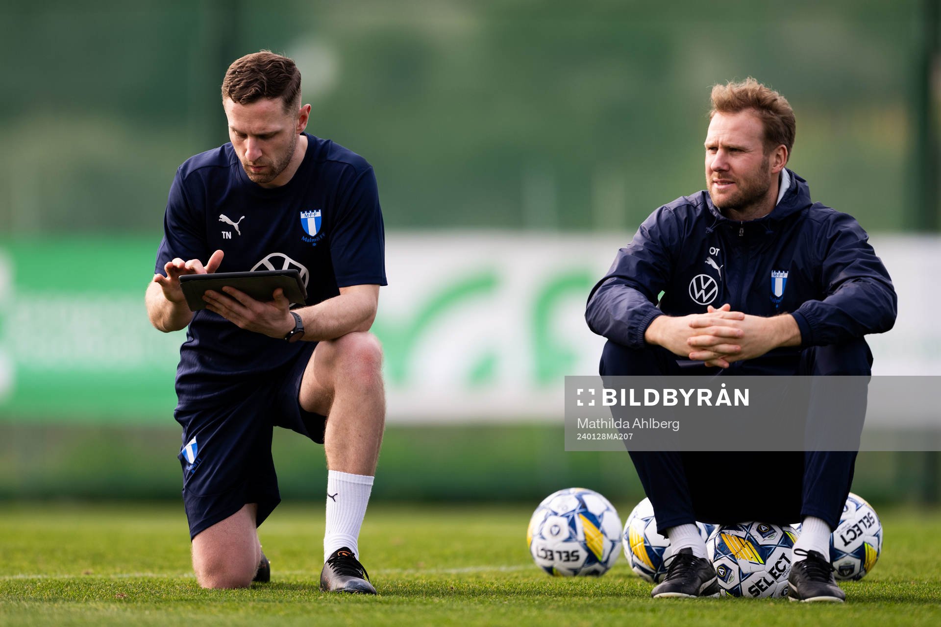 Fystränare Tom Noon och assisterande tränare Ola Toivonen under en träning med Malmö FF den 28 januari 2024 i Estepona. 