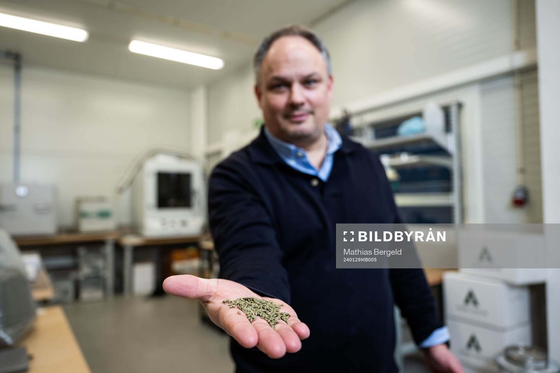 Peter Gummesson, VD Improve Tec Hönö, visar