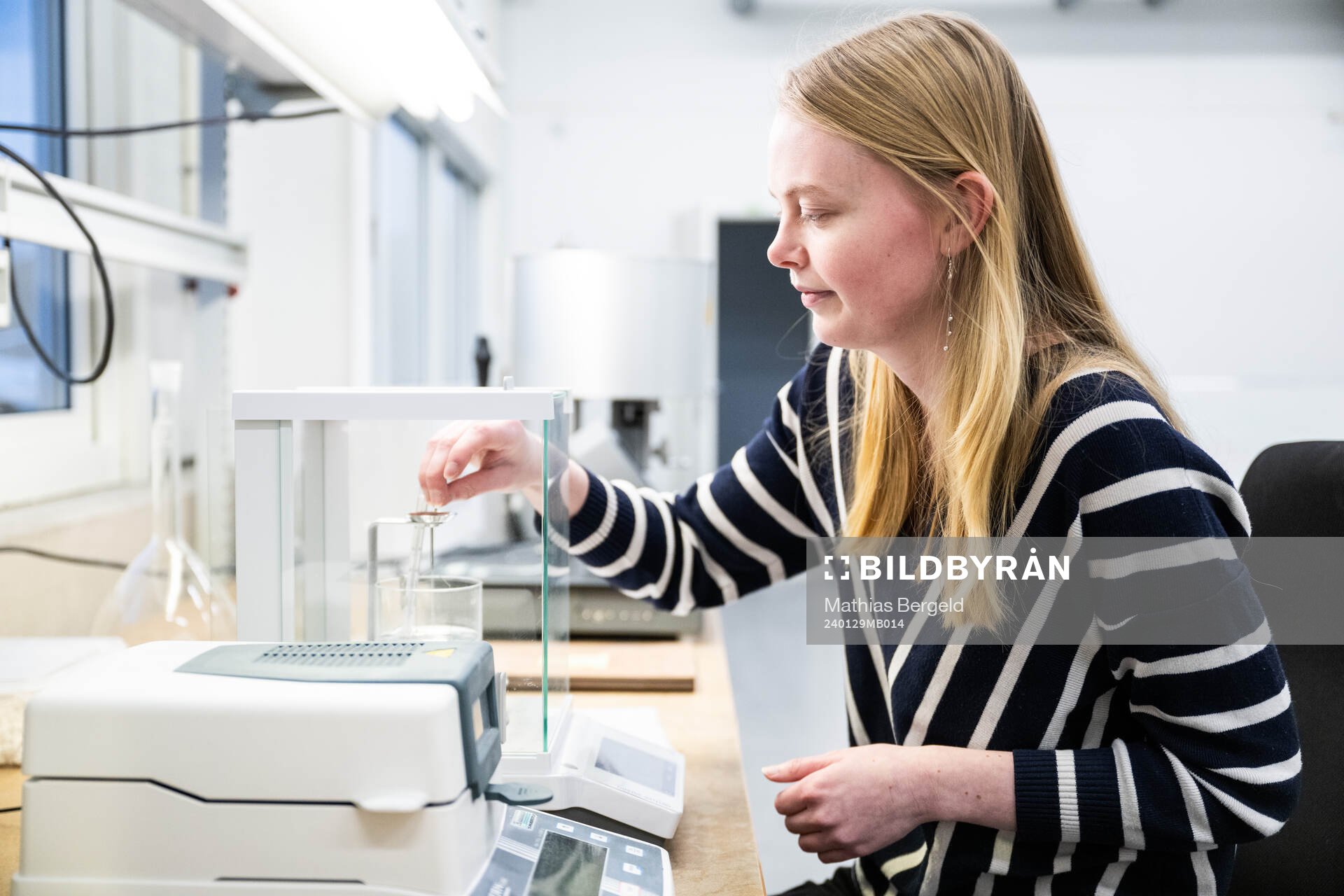 Pernilla Larsson, kemiingenjör Improve Tec Hönö, lägger infillmaterial till konstgärsplaner i en testapparat den 29 januari 2024 i Hönö. 