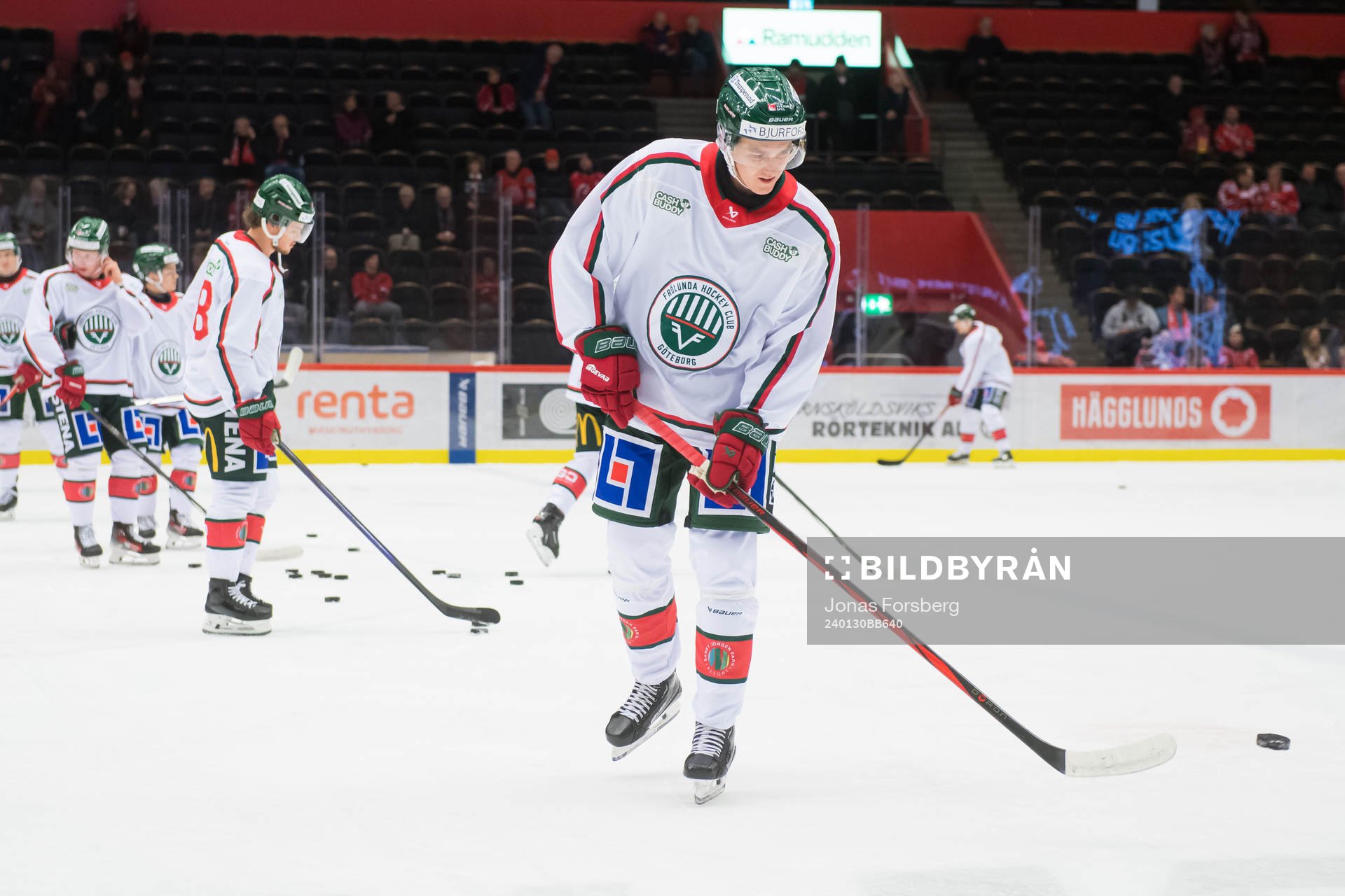 Frölundas Otto Stenberg innan ishockeymatchen i SHL mellan