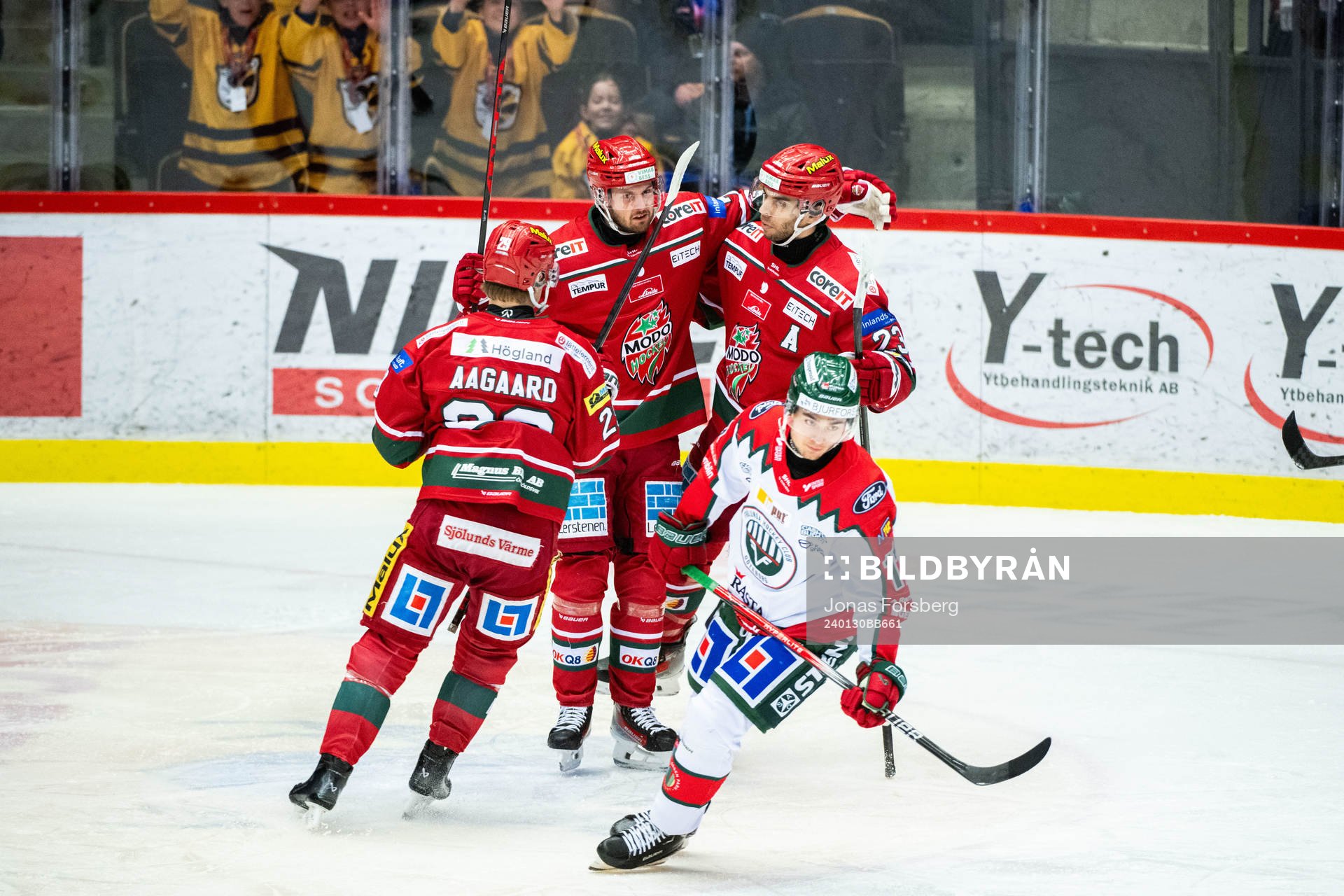 MoDos Josh Dickinson jublar med lagkamrater