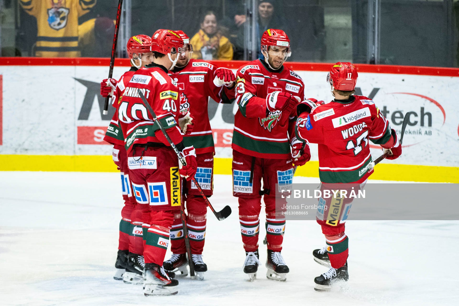 MoDos Josh Dickinson jublar med lagkamrater jublar