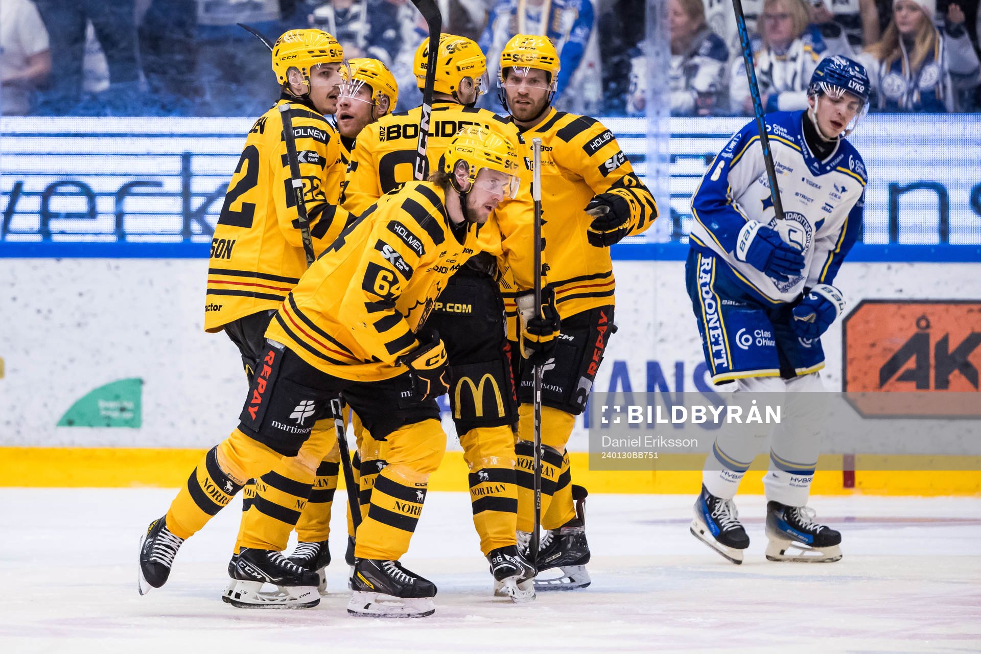 Skellefteås Jonathan Pudas jublar med lagkamrater