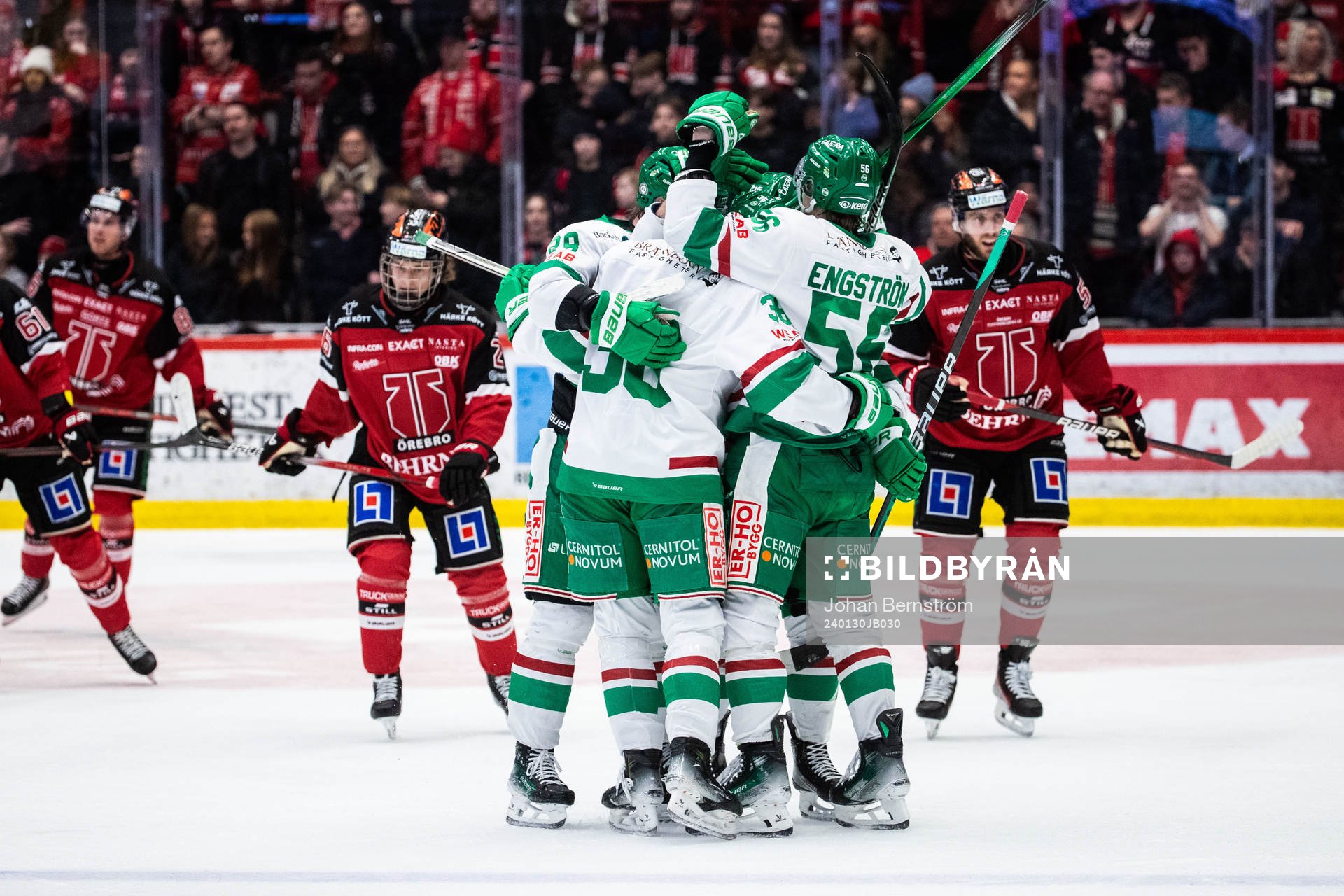 Rögles Axel Smeds jublar med lagkamrater