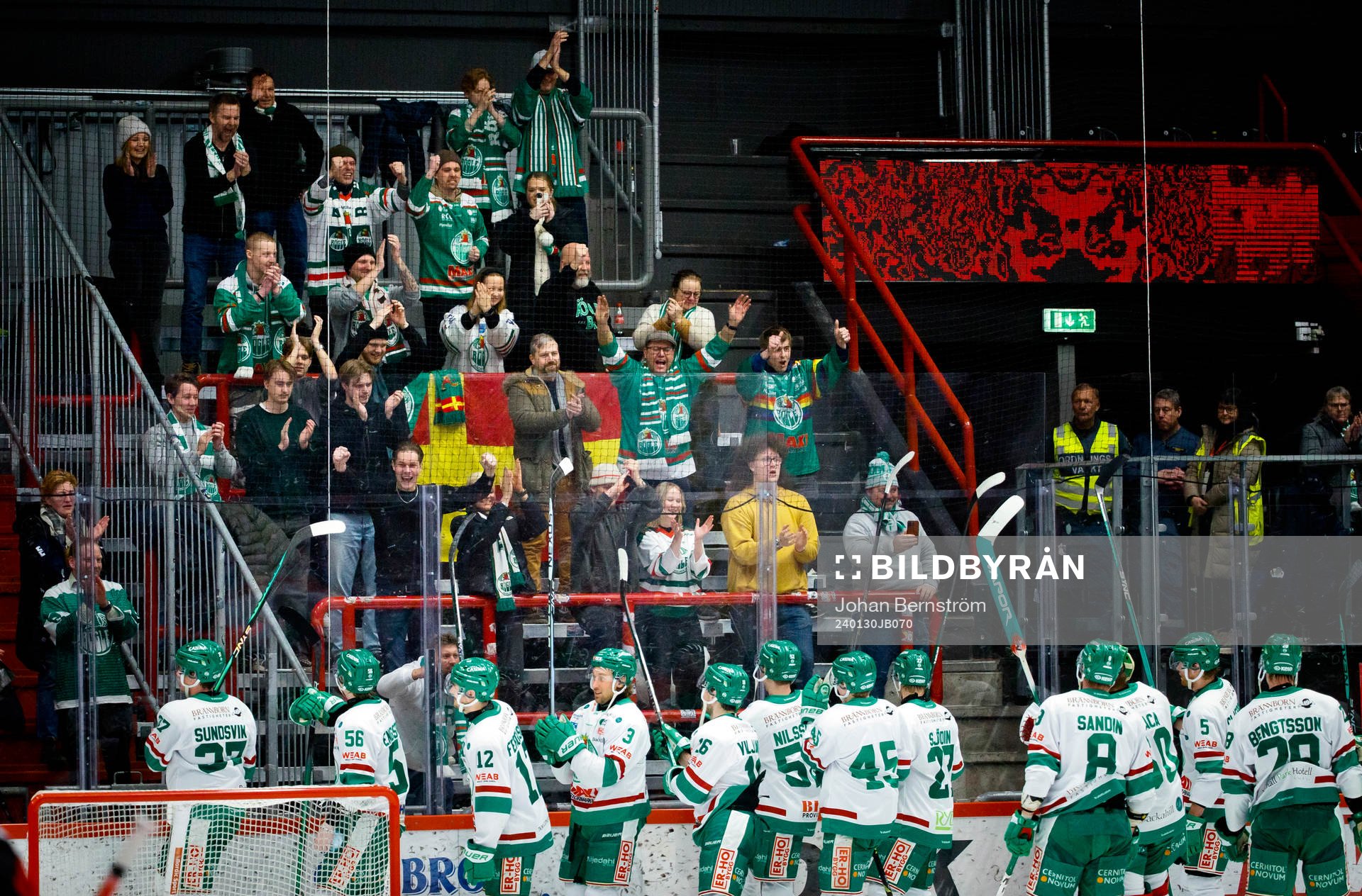 Röglesspelarna jublar med fansen