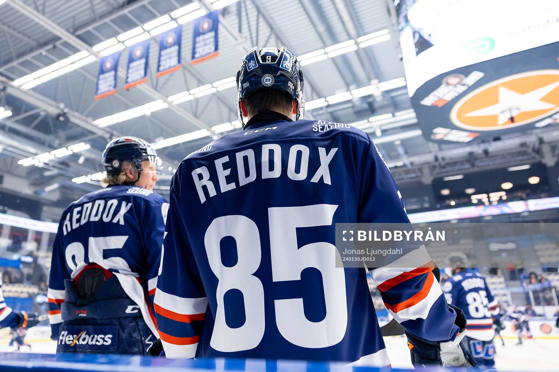 Växjös spelare värmer upp med Liam Reddox tröjnummer