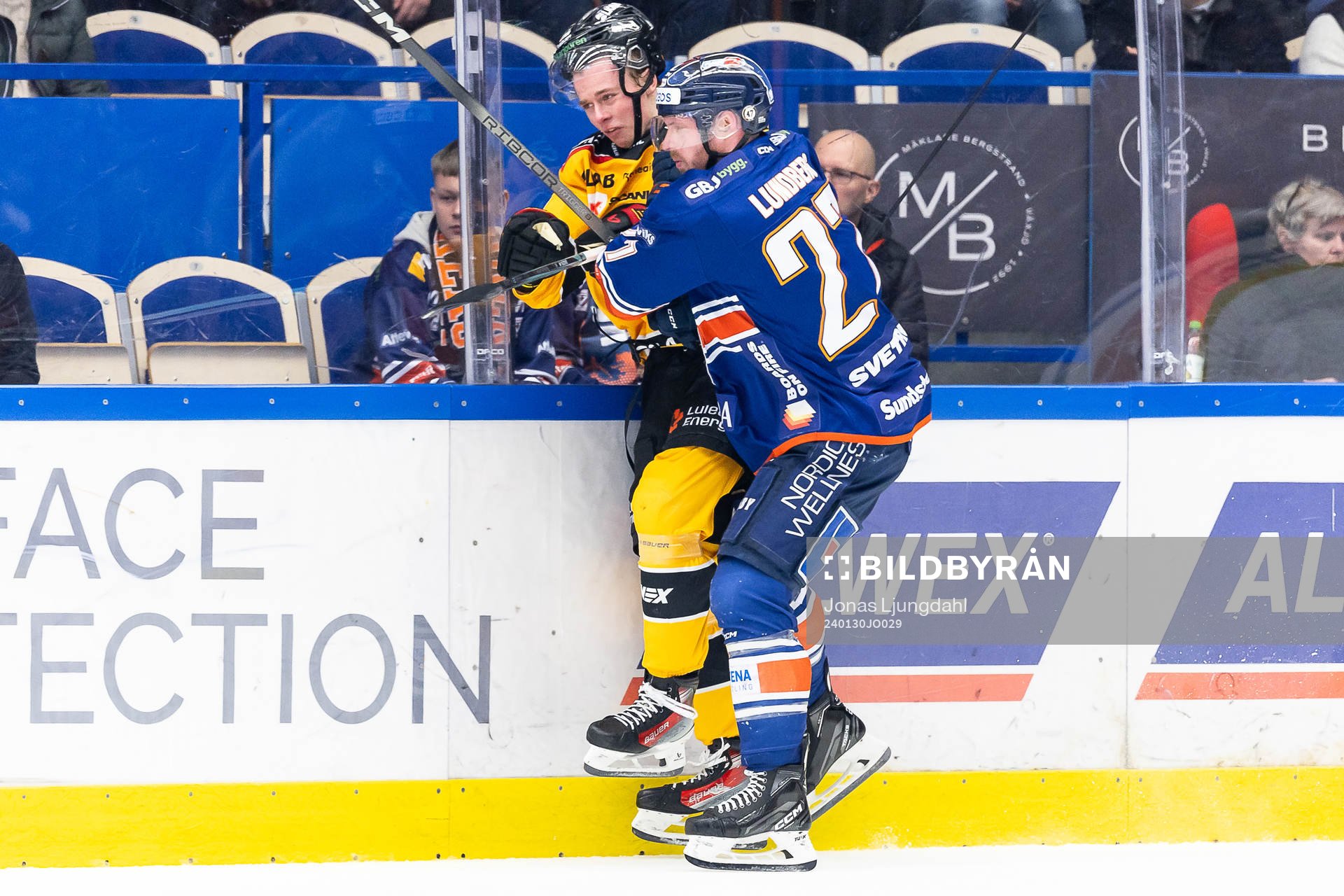 Luleås Ludvig Jansson blir tacklad av Växjös Martin