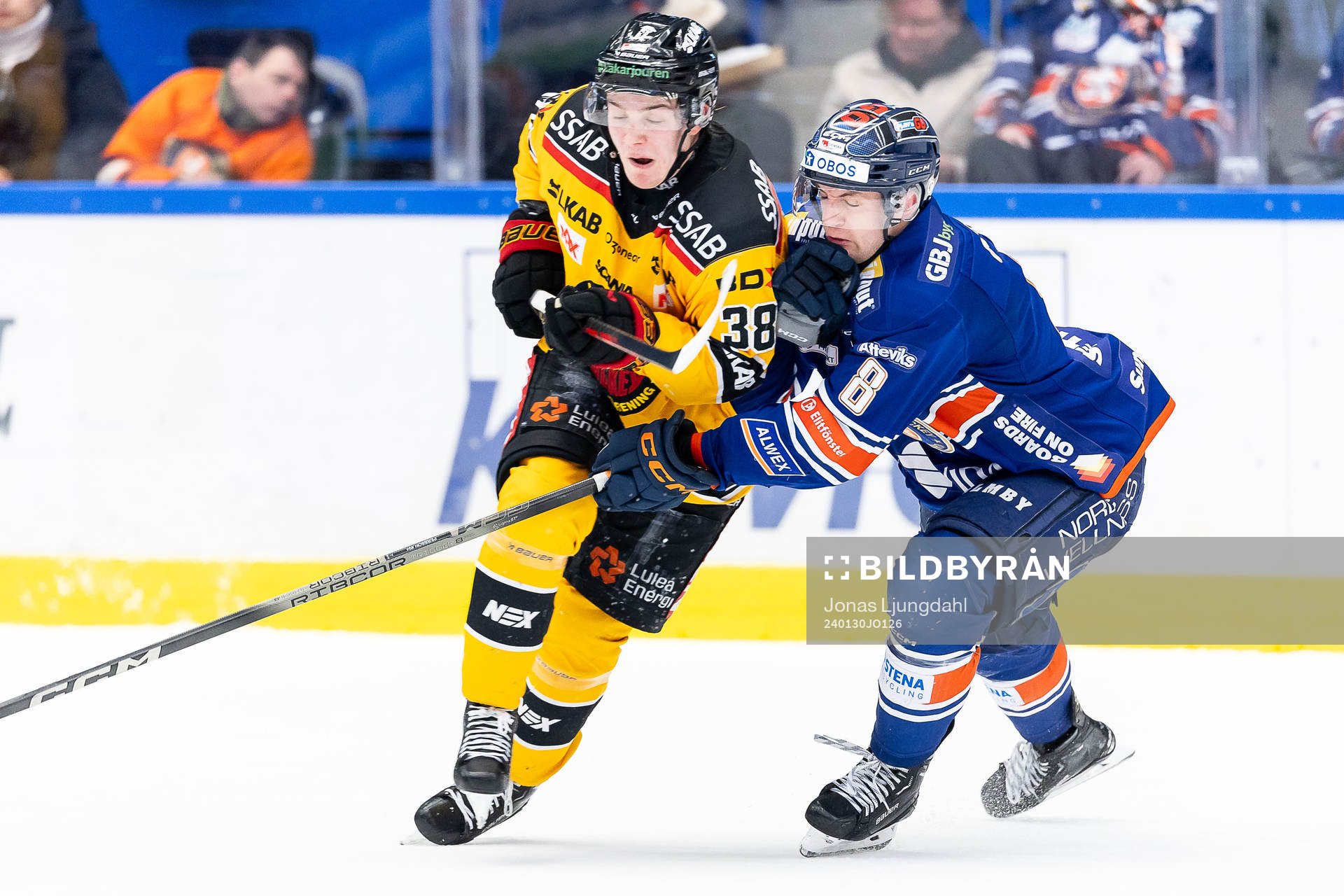Luleås Olli Nikupeteri och Växjös Zachary Giuttari