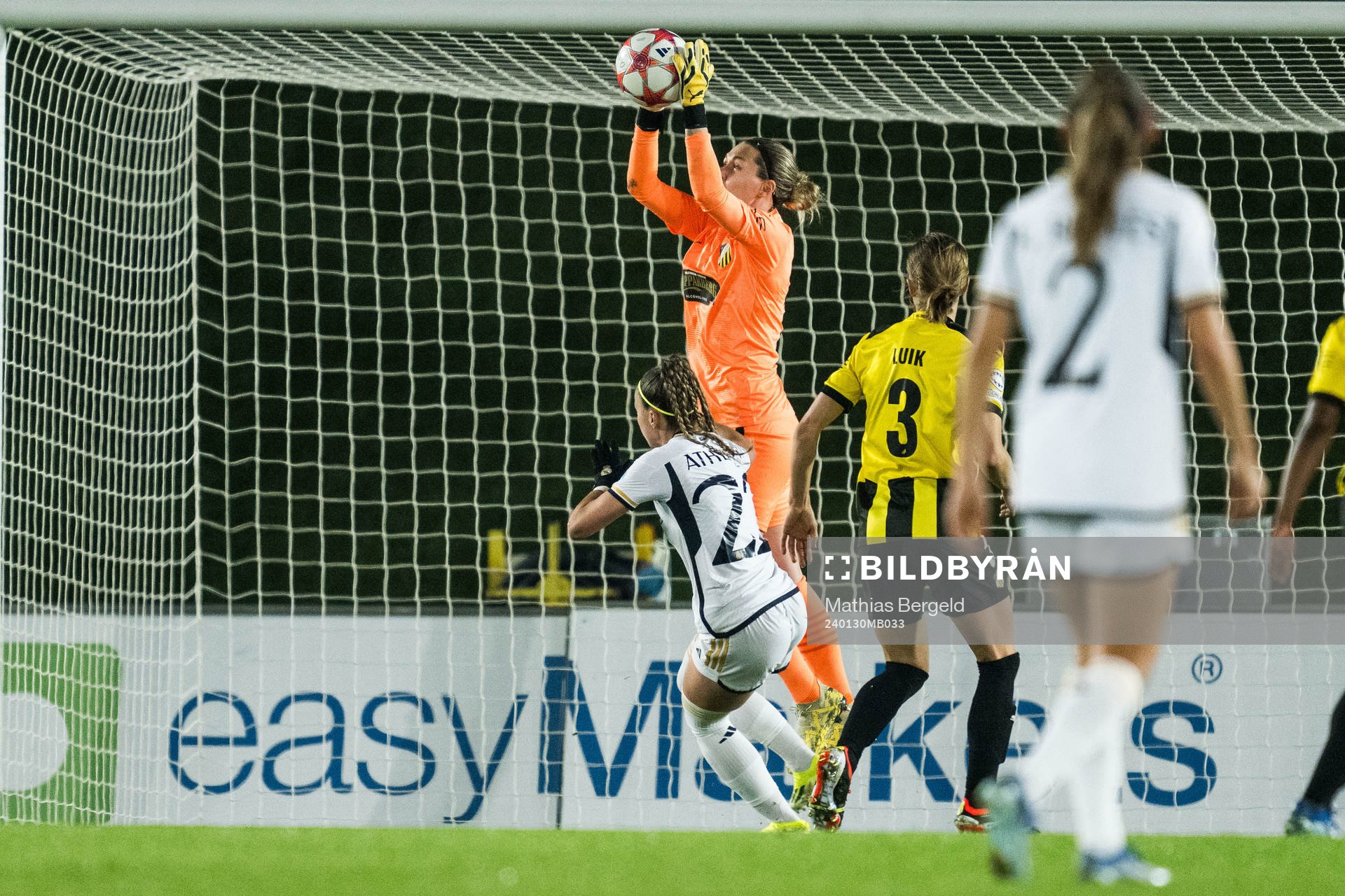 Athenea of Real Madrid and goalkeeper Jennifer Falk of