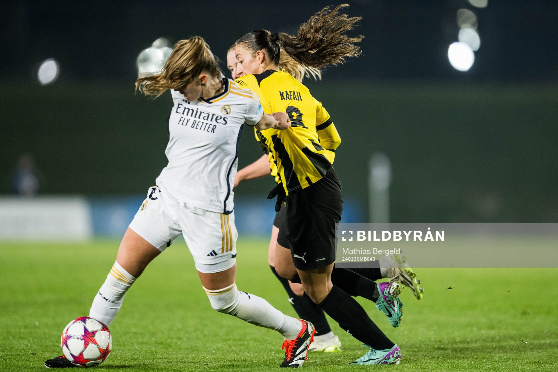 Sandie Toletti of Real Madrid and Rusul Rosa Kafaji of
