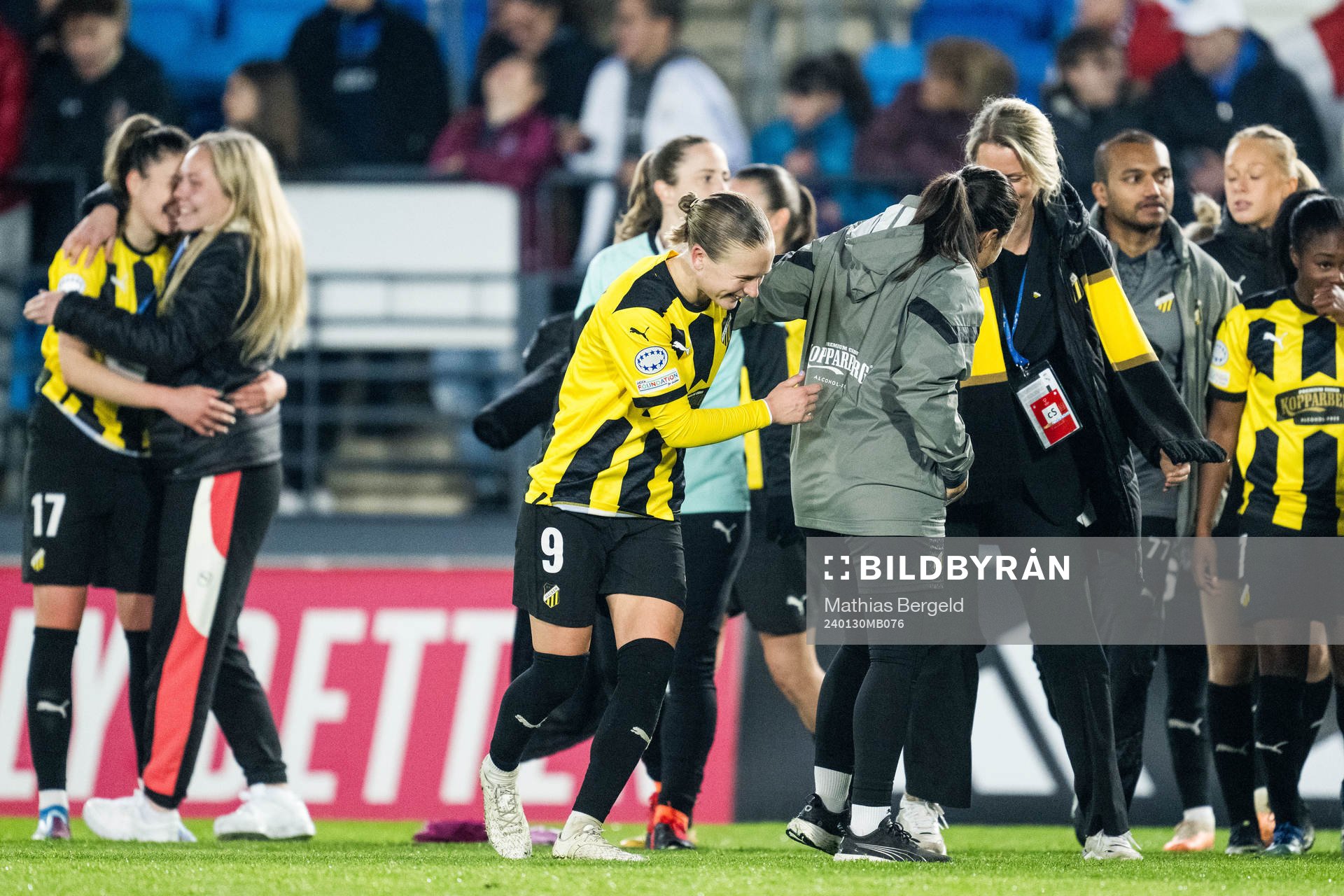 Filippa Curmark of Häcken celebrates with teammates