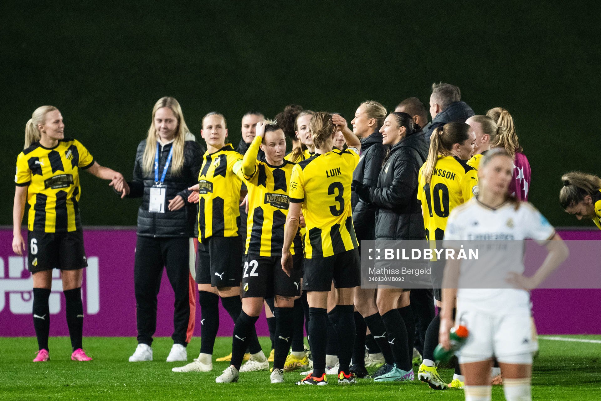 Rusul Rosa Kafaji celebrates with team mates
