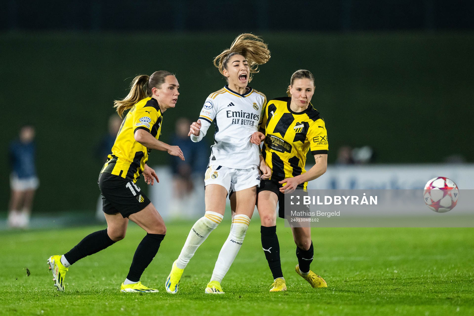 Elin Rubensson and Katariina Kosola of Häcken compete for