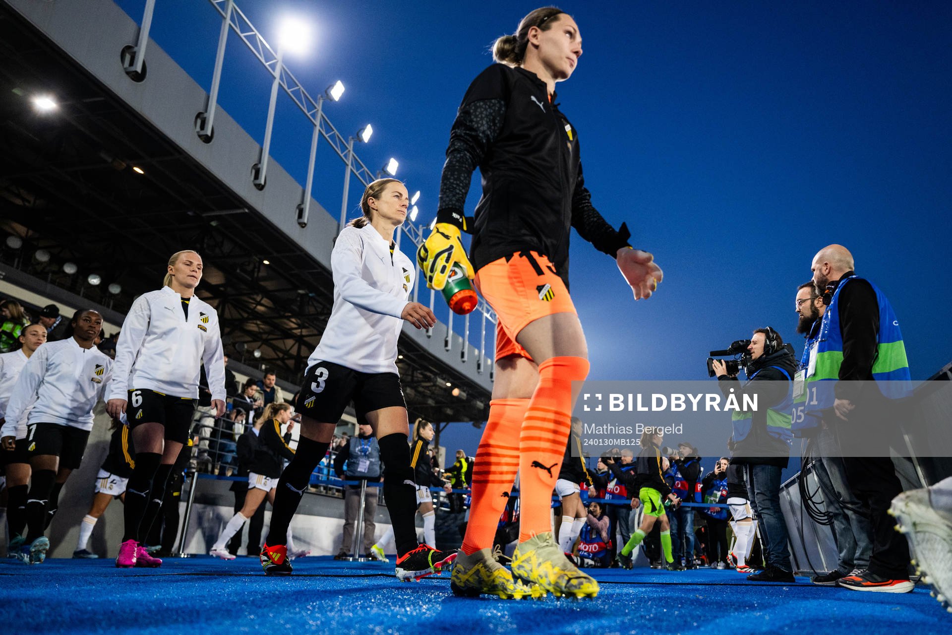 Aivi Luik of Häcken enters the pitch
