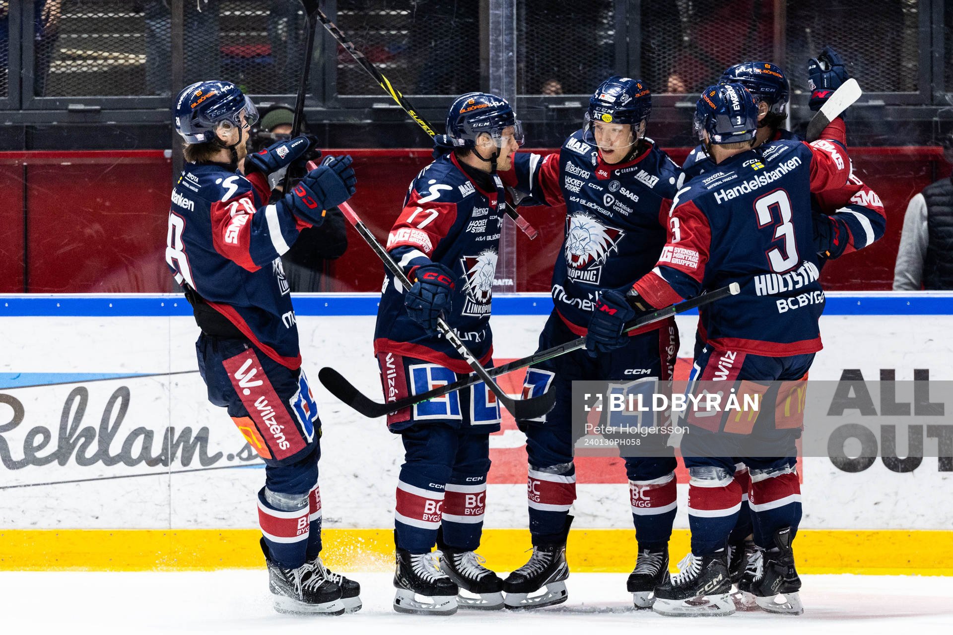 Linköpings Vilmos Gallo jublar med lagkamrater